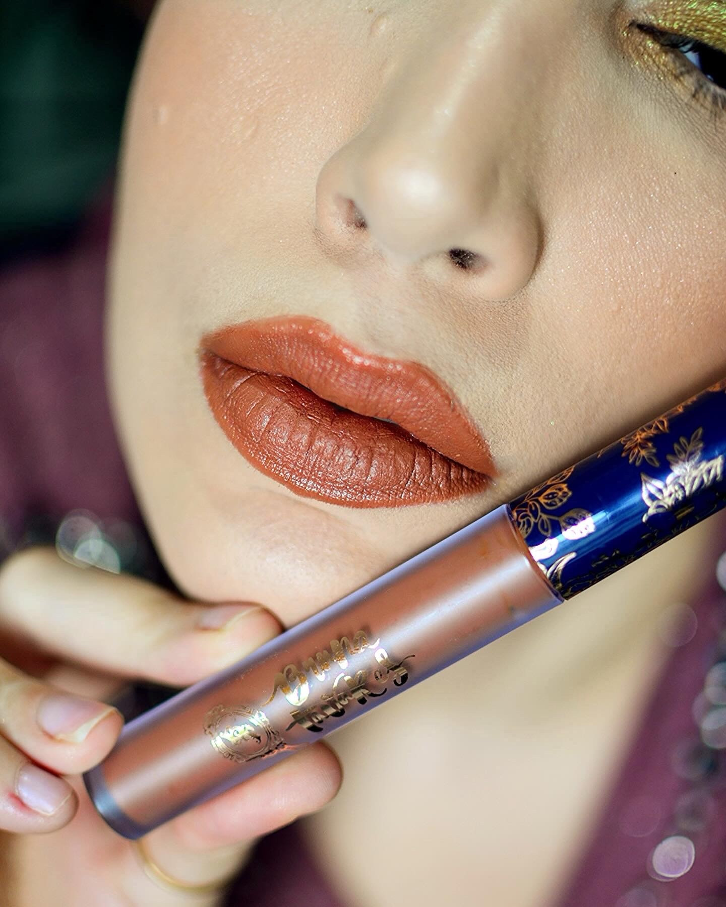 Batom Mayara Linha Bruna Tavares: Nude caramelo, com alta pigmentação e aderência, acabamento Matte com textura aveludada. 