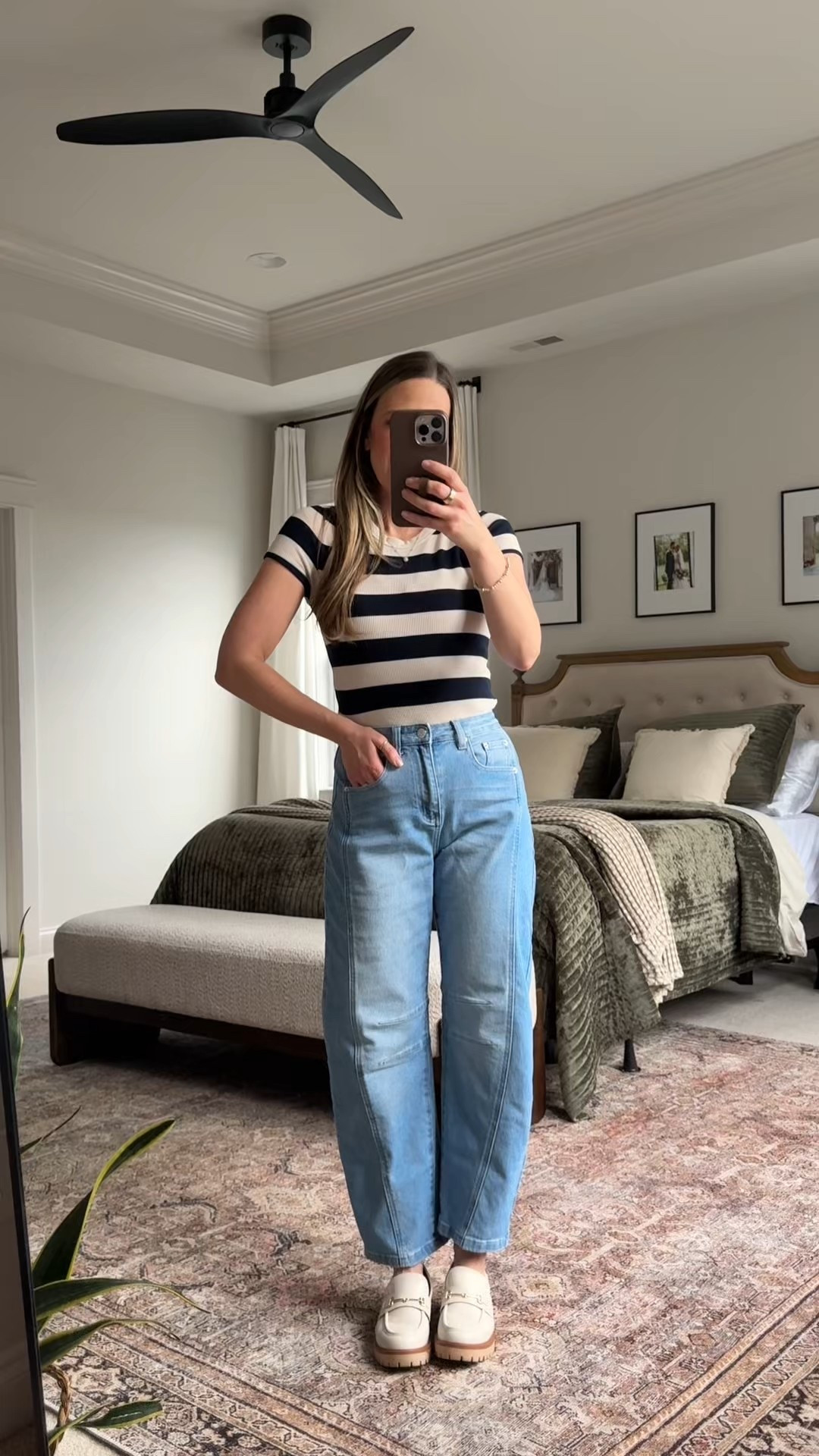 Casual weekend uniform ☕️
American Eagle tee + Amazon barrel jeans + Amazon loafers.
Easy, polished, and comfy — proof you don’t need much to feel put together.


#LTKootd #LTKmomlife #LTKFindsUnder50