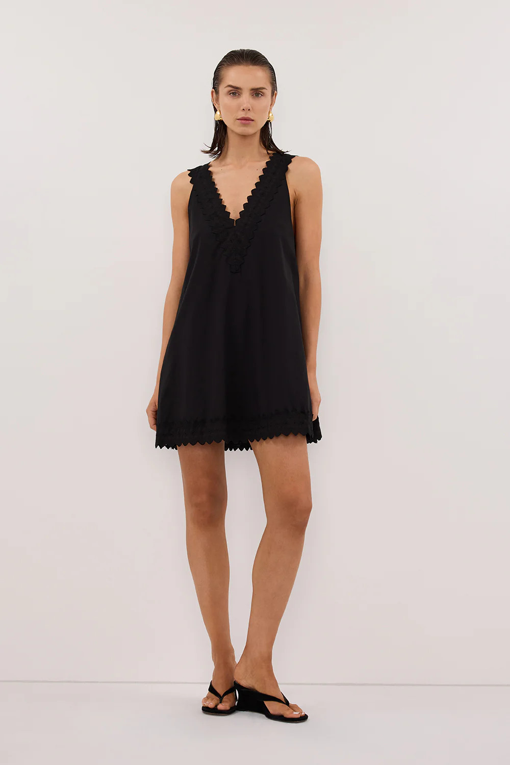 ANNABEL BLACK SLEEVELESS V NECK MINI DRESS | DISSH