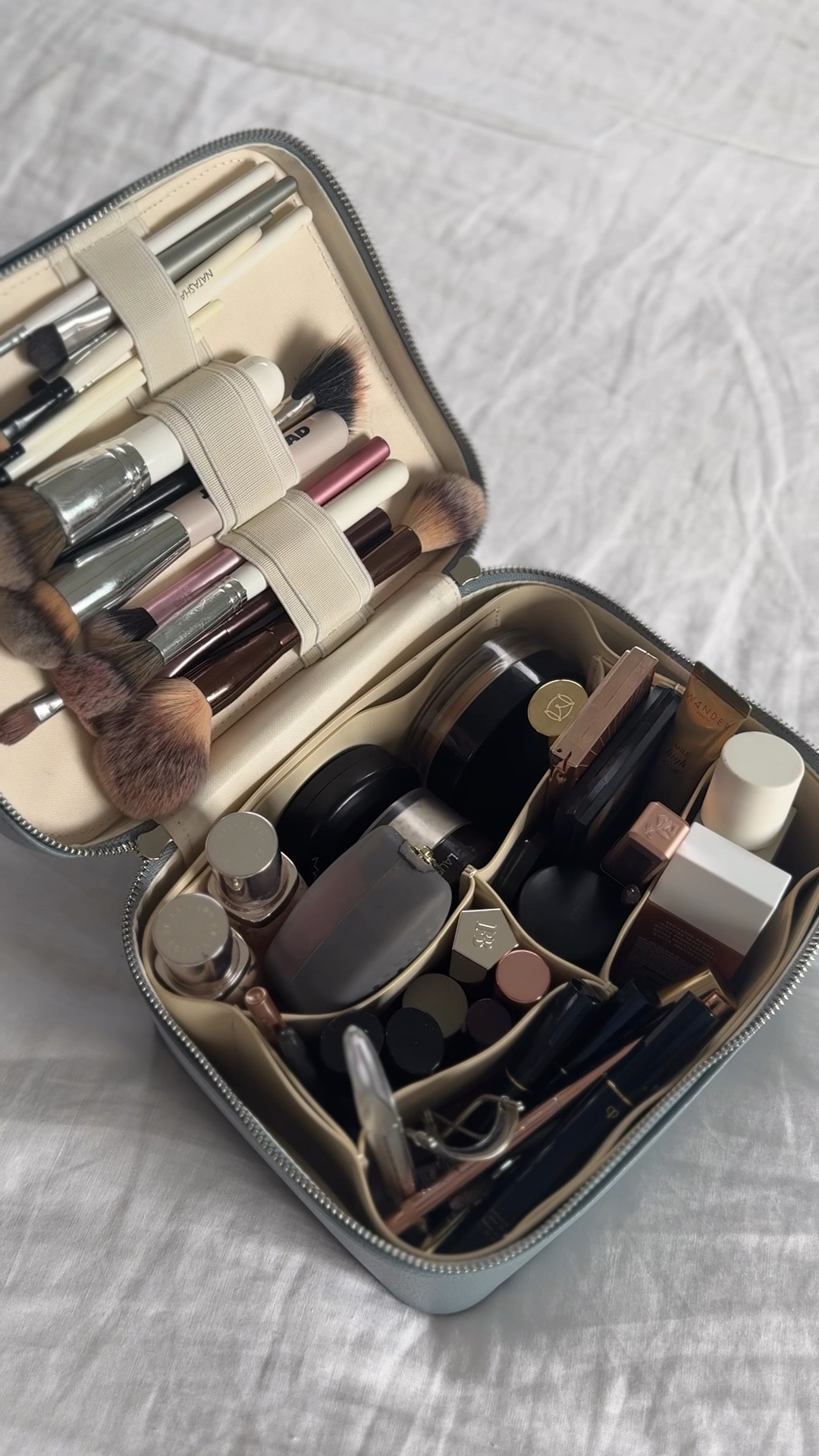 Makeup bag, cosmetics case, beauty, travel 

#LTKFindsUnder100 #LTKItBag #LTKBeauty