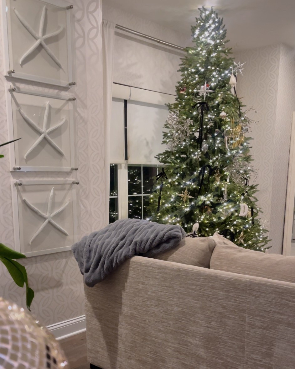 9 ft. Pre-lit Christmas tree! 🌲

#christmastree #trendychristmastree 

#LTKHoliday