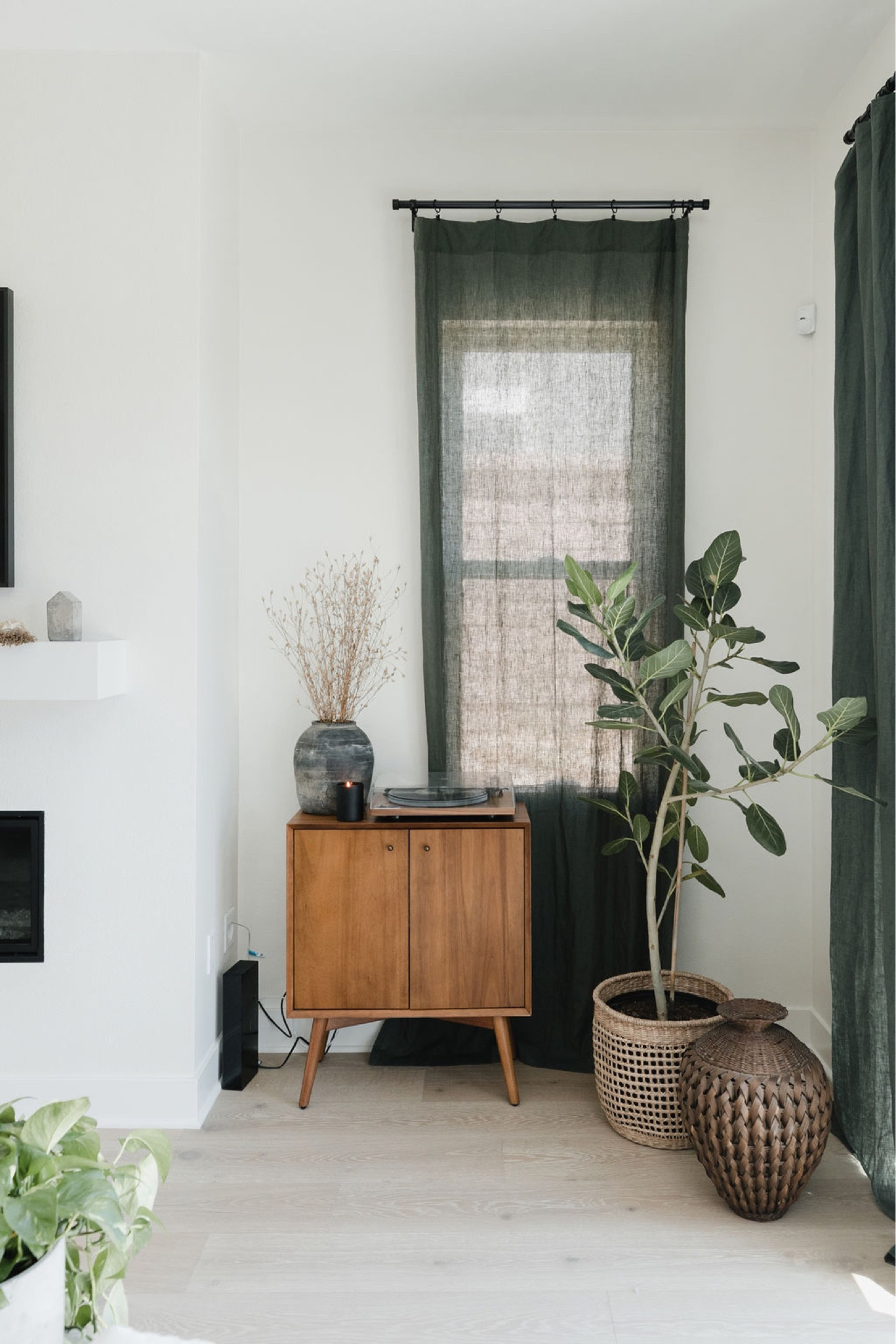 Modern coastal living room design. 

#homedecor #interiordesign #livingroom

#LTKunder100 #LTKhome #LTKSeasonal