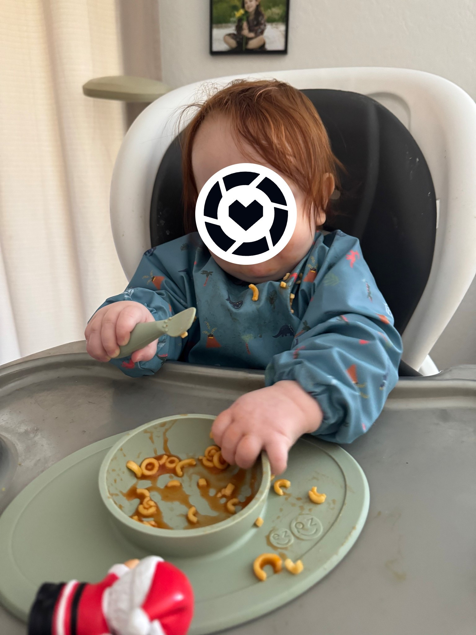 It’s a right of passage to enjoy your first bowl of Spaghettio’s 🍝 
These smock like bibs are amazing for early eaters. The full arms, Velcro closer and front pouch to catch dribbles make meal time a little smoother to clean up. 