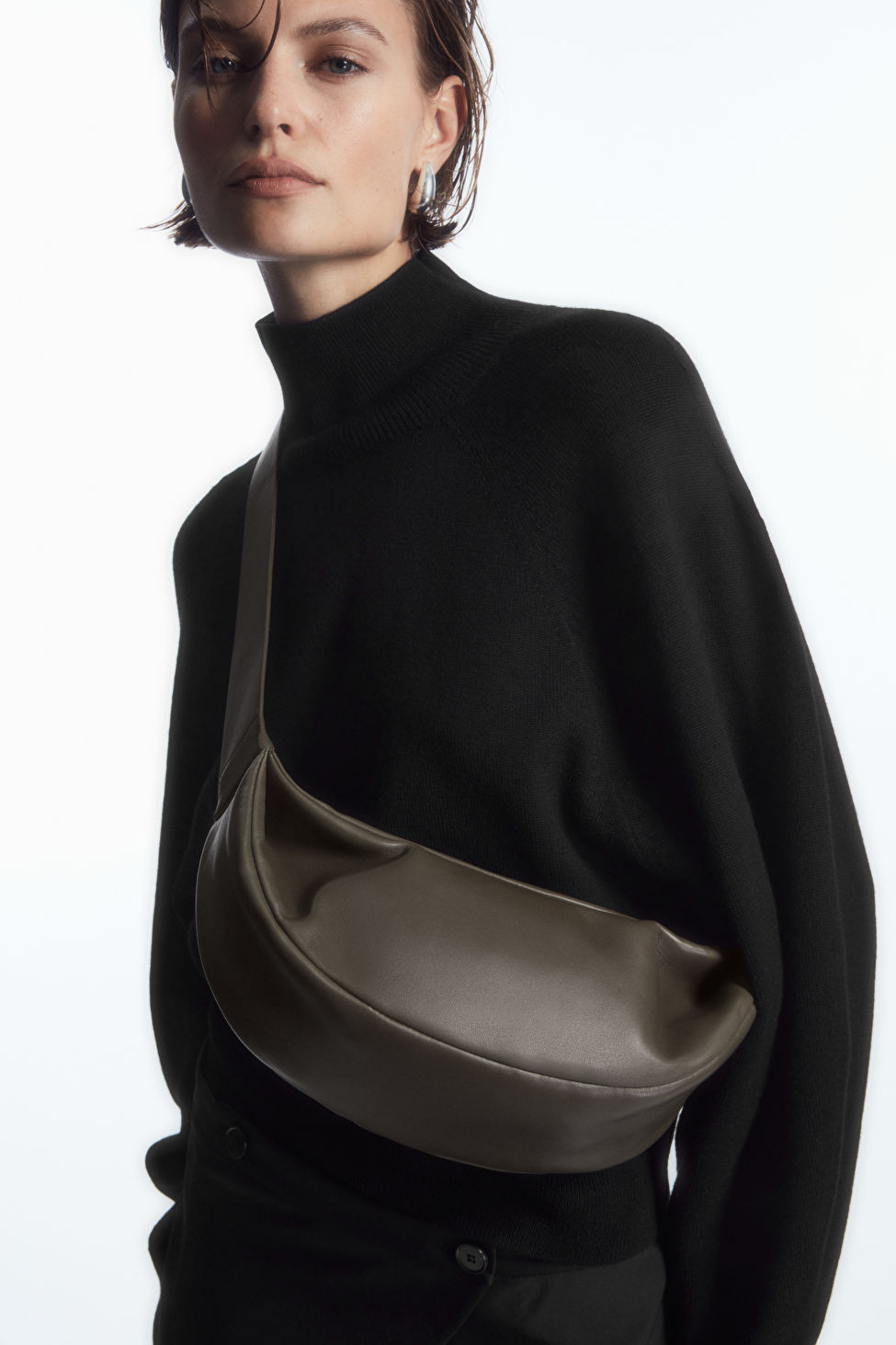 SWING CROSSBODY - LEATHER - KHAKI - COS | COS (EU)