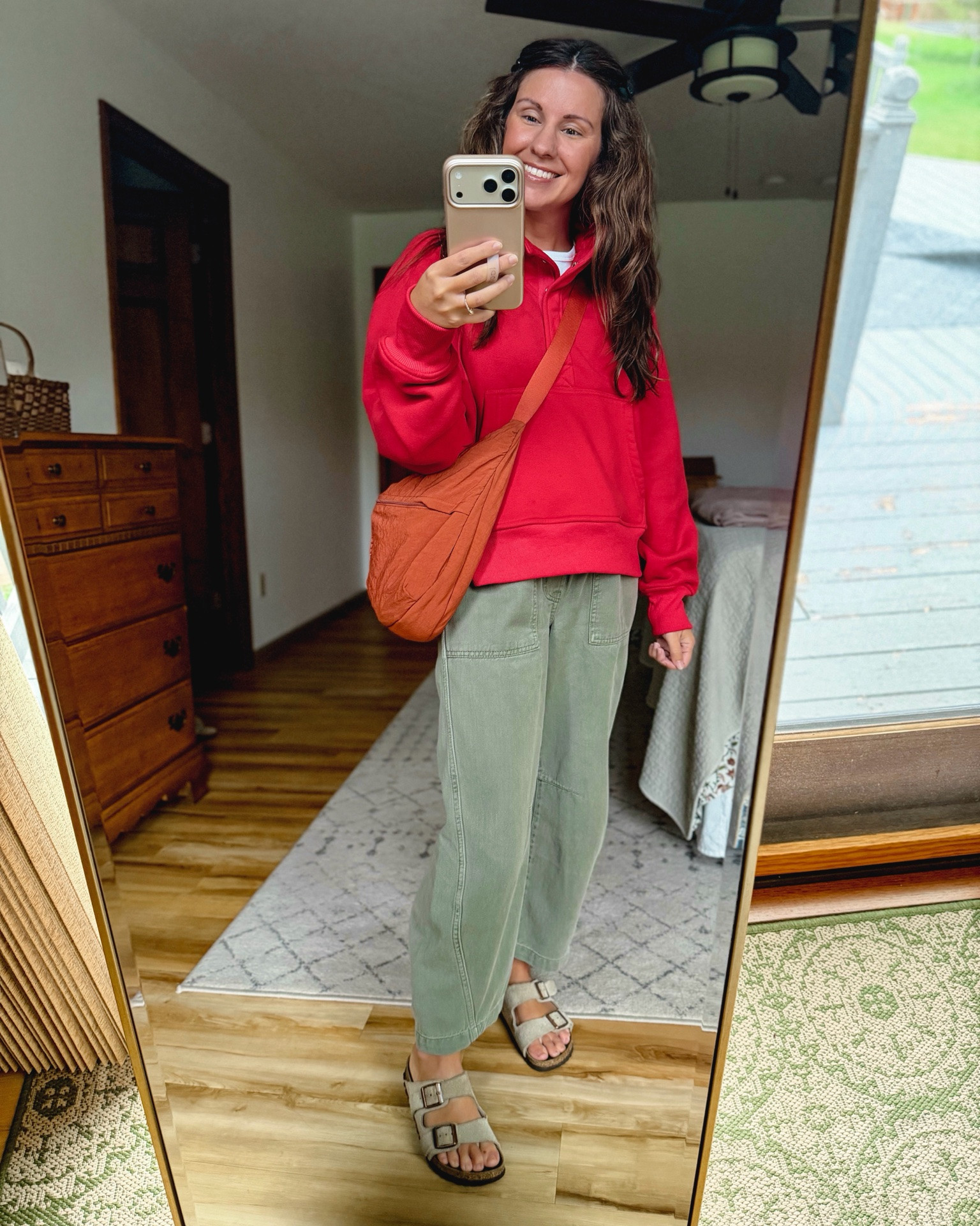 Cozy sweatshirt outfit!♥️

Small in my tee, small in my sweatshirt, XS short/petite in my pants and 36 in my Birkenstock sandals