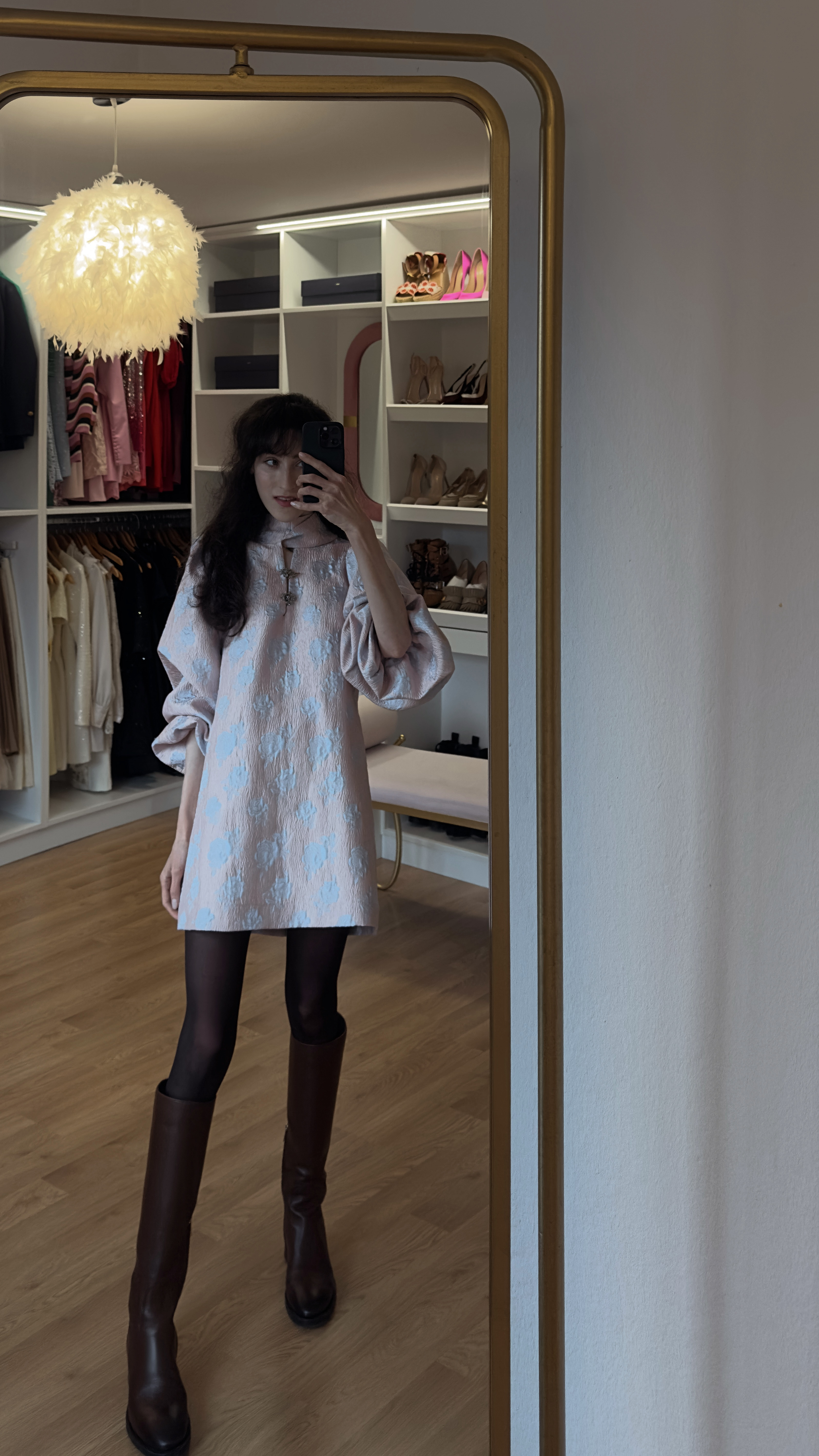 looks femininos, feminino elegante, look basico, estilo elegante, looks basicos, casual chique, look casual feminino, looks femininos estilosos, spring, spring inspo, spring fashion, casual, spring outfits, european outfits, europe spring outfits, mini dress, mini baloon dress, brooches, brwon tights, brown riding boots 

 #LTKootd #LTKstorytime #LTKvlog