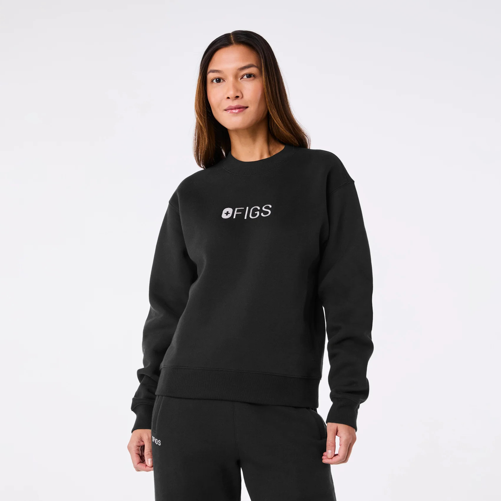 Women’s Off-Shift FIGS Logo Crewneck Sweatshirt™ - Black | FIGS