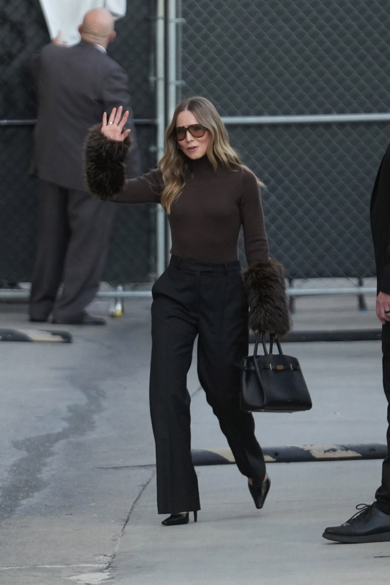 @kristenanniebell stopped by @jimmykimmellive wearing a full @apparis look including their $375 Aspen Cuff knit funnel neck with recycled tipped fox faux fur cuffs. Hot! Or Hmm..?
📸 Backgrid #kristenbell #kristenbellfbd #apparis