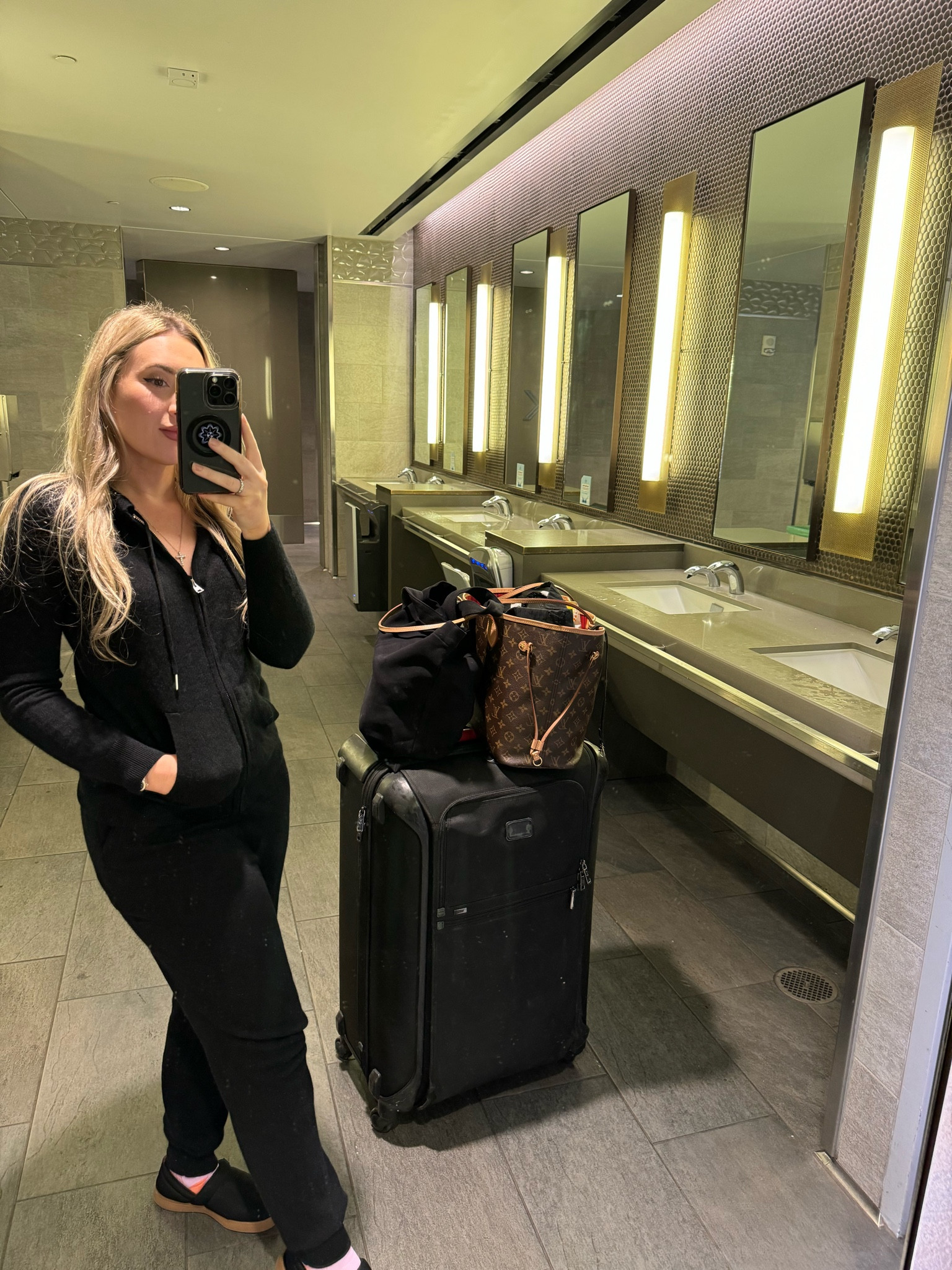 Travel to London in cashmere #quince #onequince #london #cashmere #cleanfabrics 

#LTKFindsUnder100 #LTKHoliday #LTKSeasonal