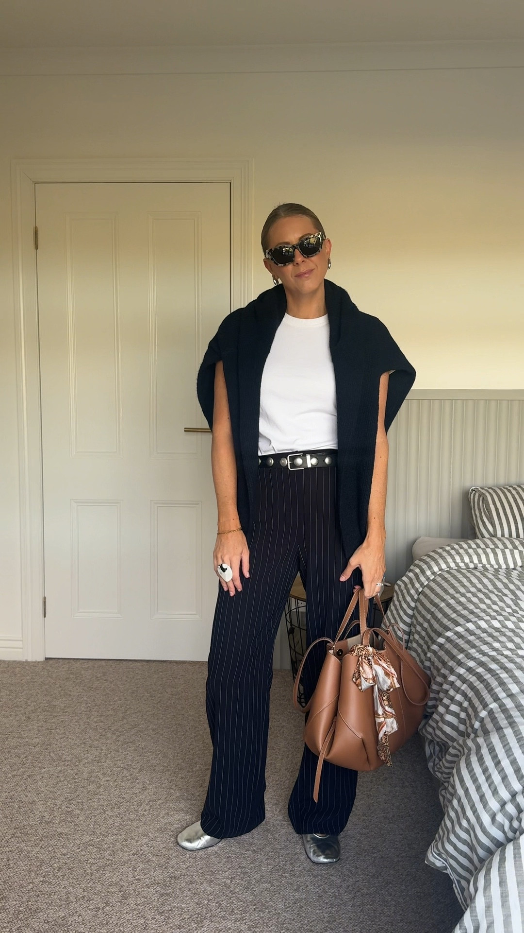 A classic work outfit in navy and white 💙🤍 I’m wearing a 12 in the pants and M in the tee.

#LTKaustralia #LTKstyletip #LTKworkwear