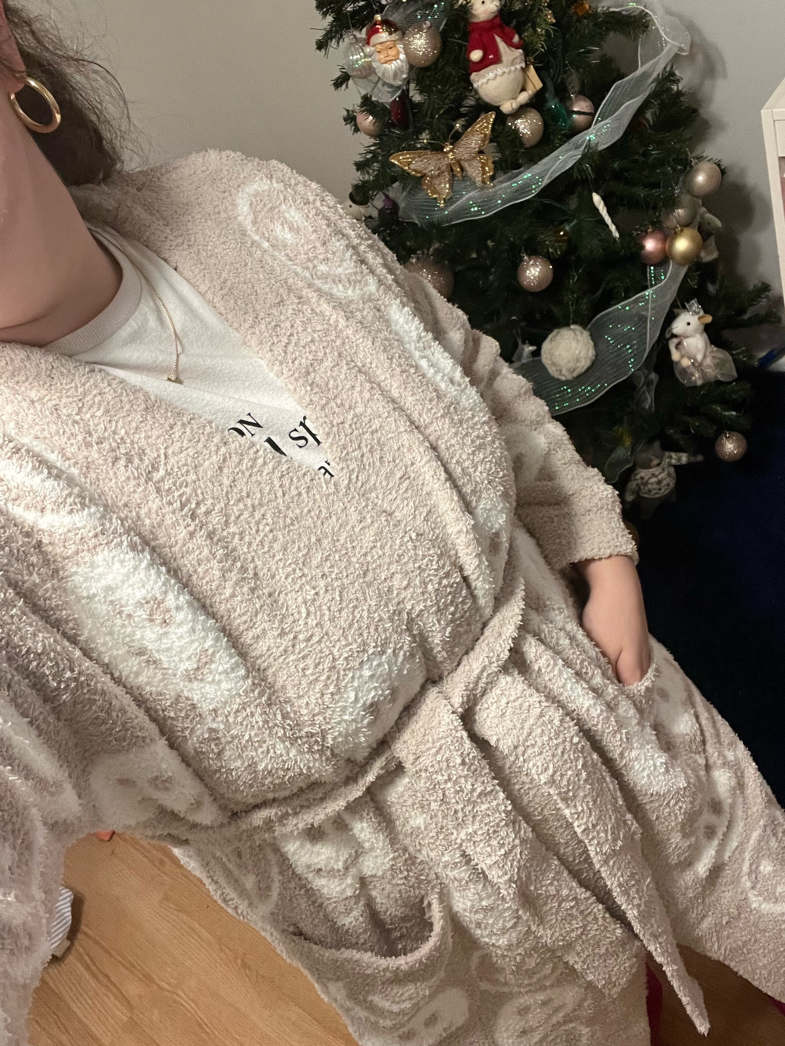 Butter soft smiley face bear foot dreams dupe robe on sale!


#LTKfindsunder50 #LTKsalealert #LTKGiftGuide