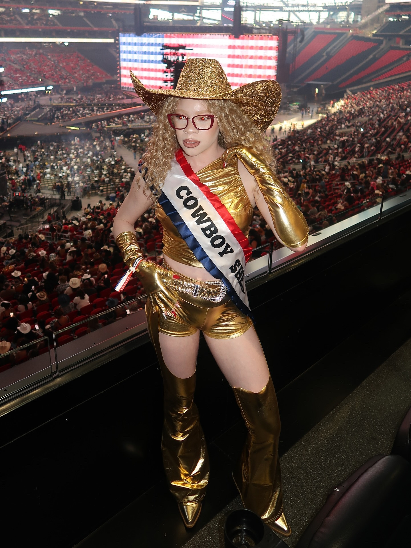 Couldn't miss posting my all gold look at Cowboy Carter night 3 with @amika 💗🧡 Omg the amount of fun I had, it needs to be studied 😭😂.
.
#CowboyFashion
#CowboyChic
#WesternVibes
#RodeoStyle
#cct #beyonce
#cowboycartertour #cowboycarter

#LTKStyleTip #LTKBeauty