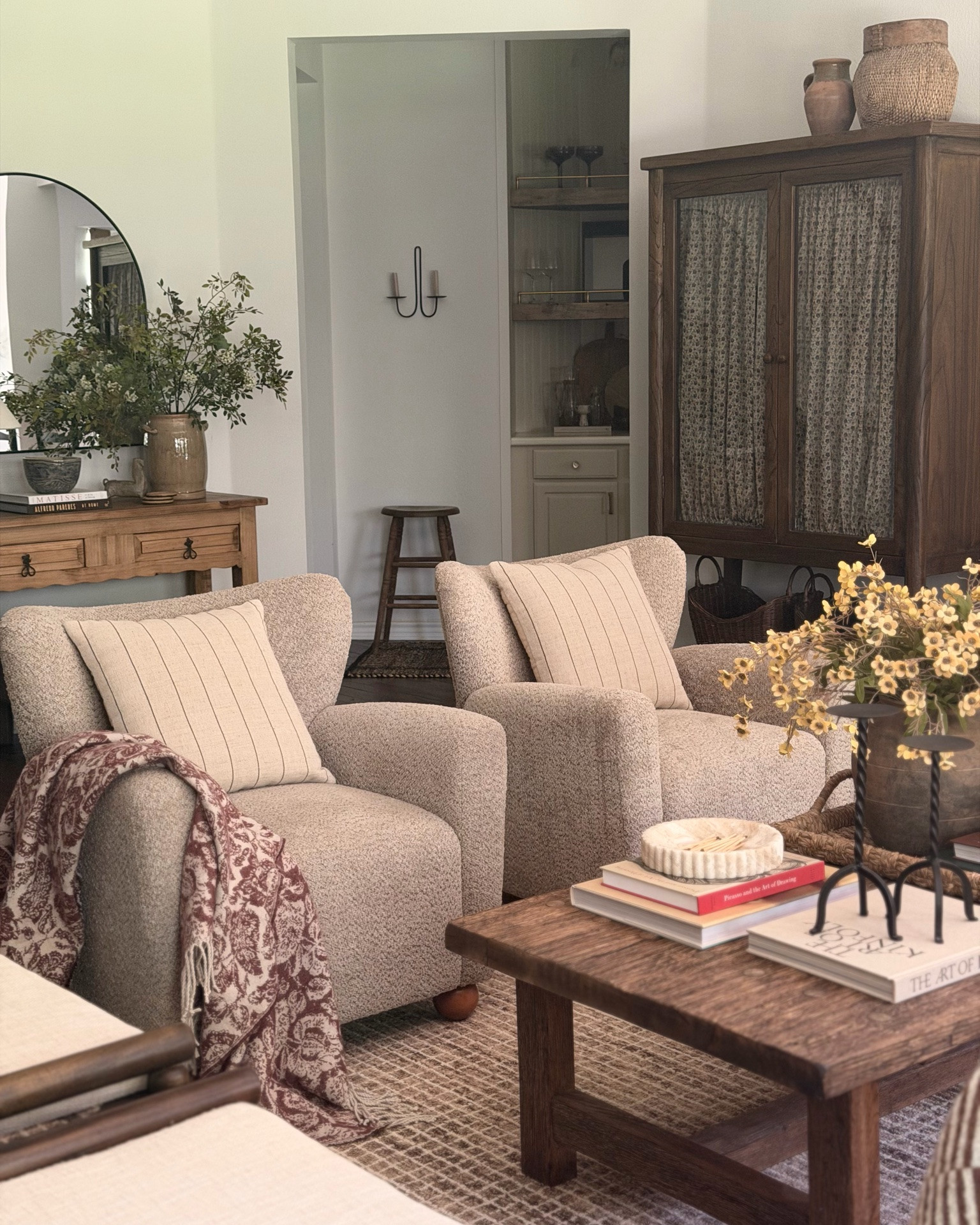 Happy Monday ♥️

Sharing a few snapshots of our main living room today. This room is one of the hardest spaces in our home to photograph because the sunlight only pours in for about 15 minutes each day. When it does, everything feels a little warmer and more alive, so I always try to catch it while I can.

If you love slow decorating, layered spaces, and watching a home evolve over time, follow @homeonvillage.
