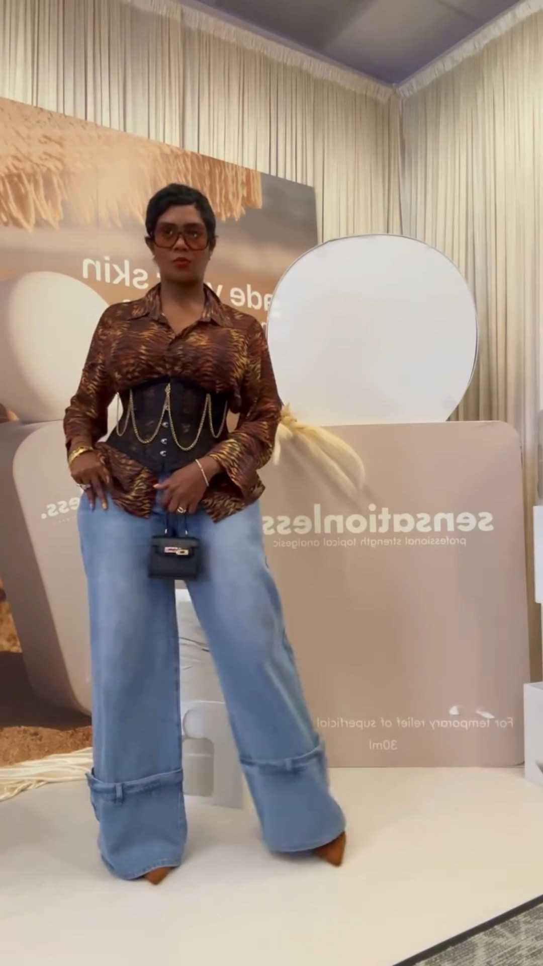 Auntie is working but still serving a looking!! 
💋❤️

#fashionover50 #auntietinaapproved #auntietina #sensationless #beautybrand

👚 @fashionnovacurve 
👖 @fashionnovacurve 
👠 @sheinofficial 
Belt: underbust bustier @amazonfashion 
👓 @amazomfashion