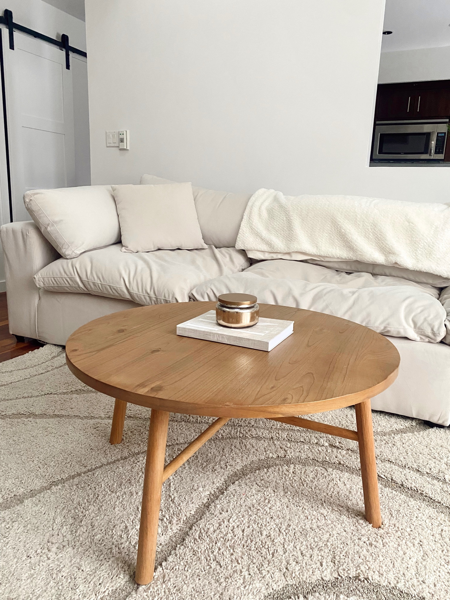 Living room ☁️


Couch, Cloud Couch Dupe, Coffee Table, Decorative Book, Candle, Area Rug, Throw Blanket, Neutrals

#LTKhome #LTKstyletip #LTKFind