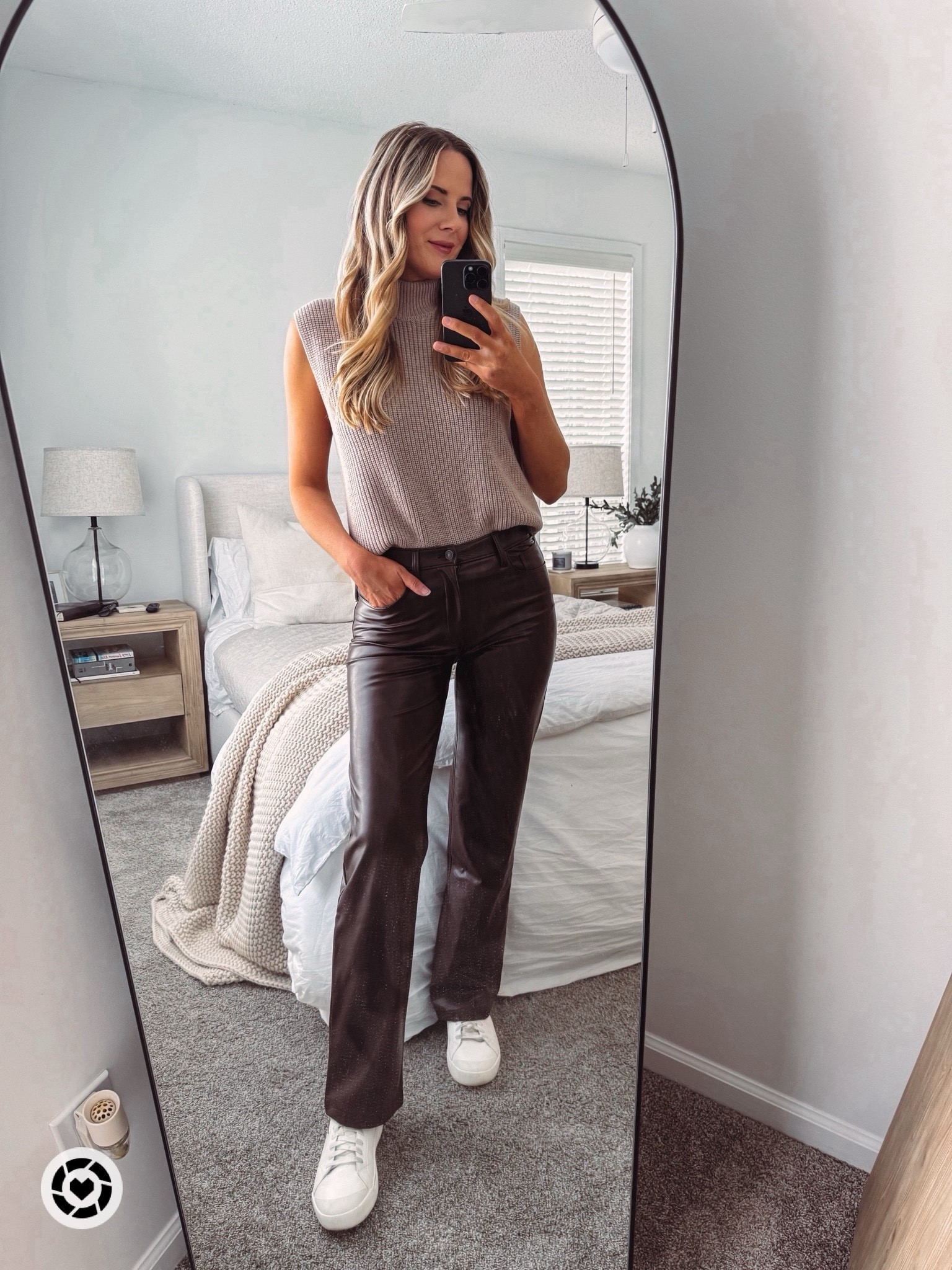 Top: Small
Bottoms: 28L