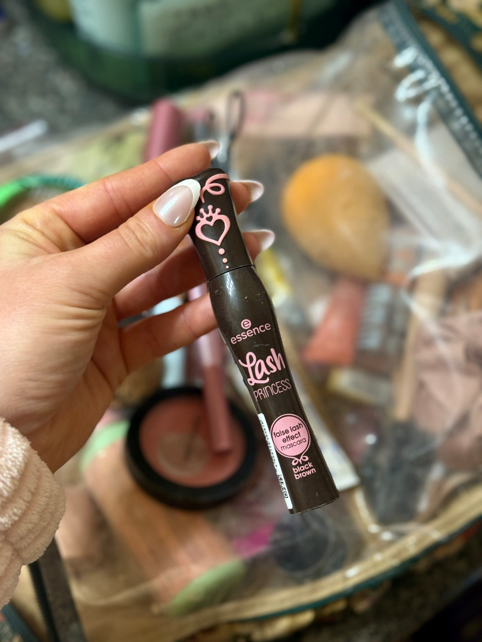 Affordable mascara that delivers a false-lash effect with noticeable length and volume. This mascara defines lashes without clumping and is perfect for everyday wear or soft glam looks. A drugstore favorite for bold lashes on a budget.