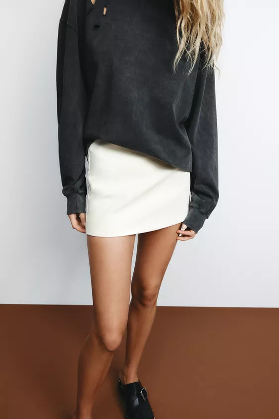 High waist skort. False back double welt pockets. Side hidden in-seam zip closure. | Zara US