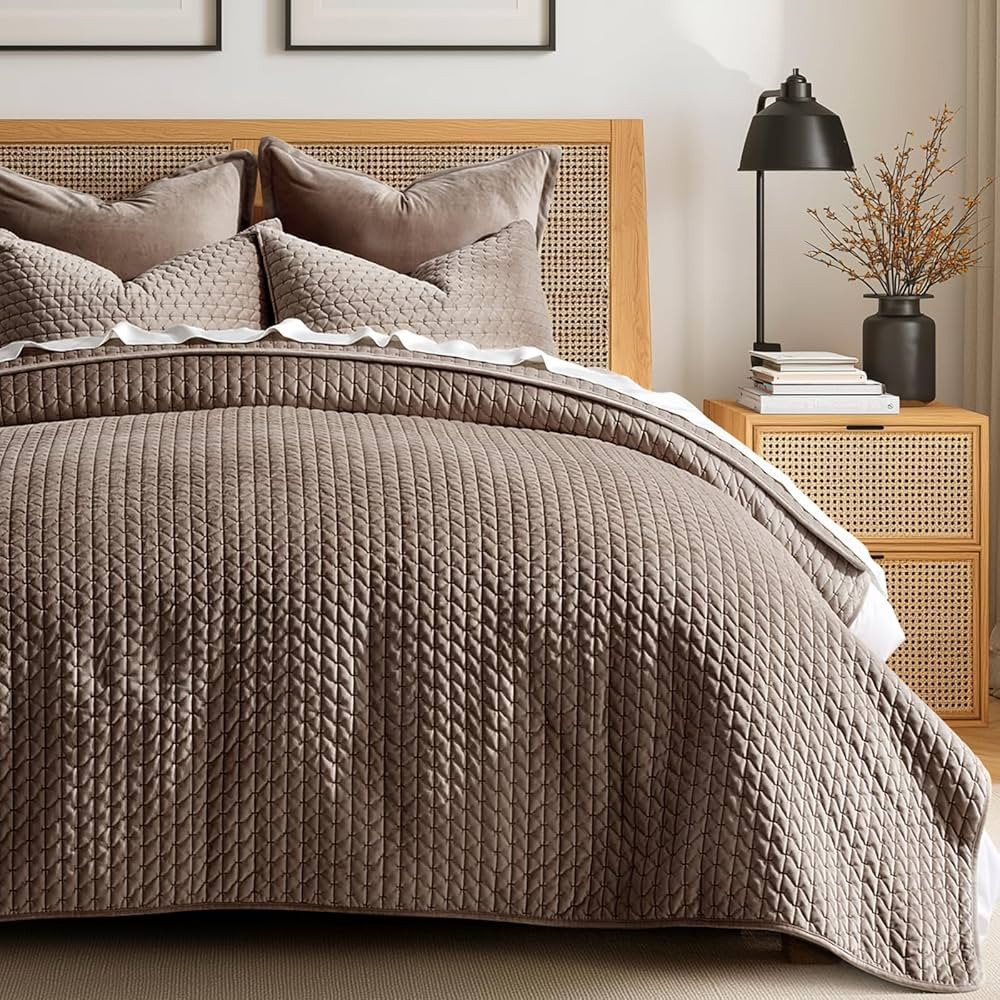 EVERGRACE Luxury Velvet Quilt Set King Size 3 Piece, Soft Cross-Stitch Velvet Comforter Set with ... | Amazon (US)