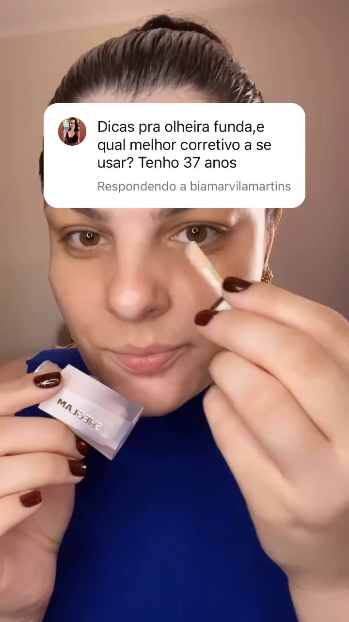 O iluminador líquido vai projetar a olheira para frente e ajudar na cobertura.

A base vai cobrir a olheira com muita naturalidade.

O corretivo mais claro vai iluminar e dar mais um up de cobertura. Passar bem pouco marca menos as linhas.

Pó para deixar tudo no lugar. Escolher pó solto, fino e com iluminação. 

Meus favoritos que usei no video estão aqui: