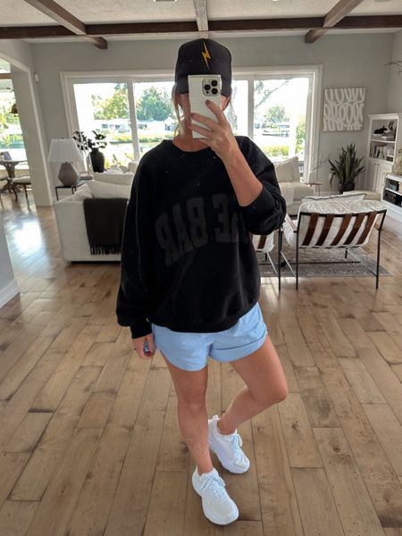 OOTD

Workout outfit, hoka one, oversized sweatshirt, bar sweatshirts 

#LTKfitness #LTKshoecrush