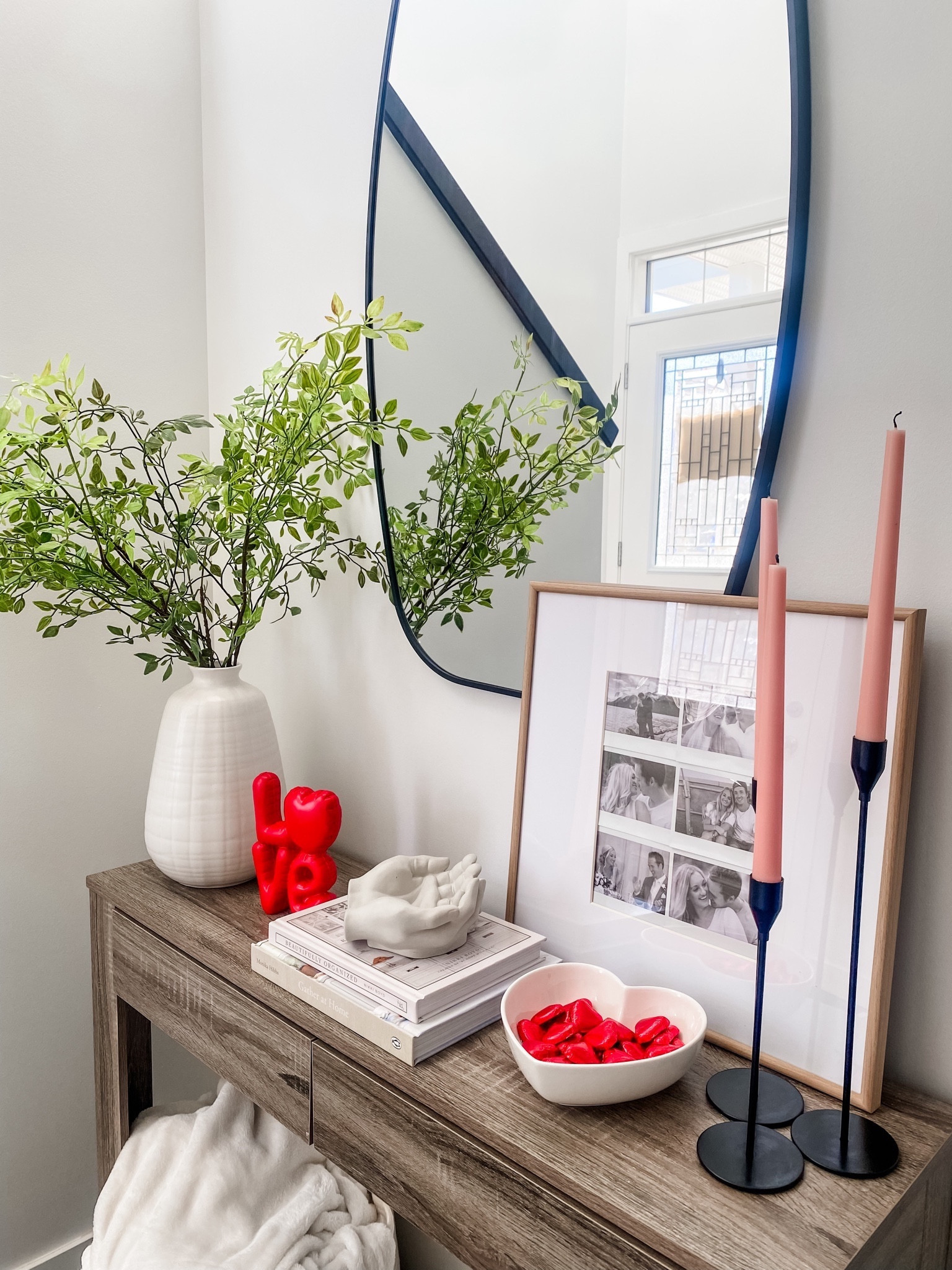 The details ✨♥️
#consoletabledecor #entrytabledecor #valentinesdaydecor #valentinesdecor #valentineshomedecor #minimalisthomedecor #amazonhomedecor #amazonfinds

#LTKfindsunder50 #LTKhome #LTKSeasonal