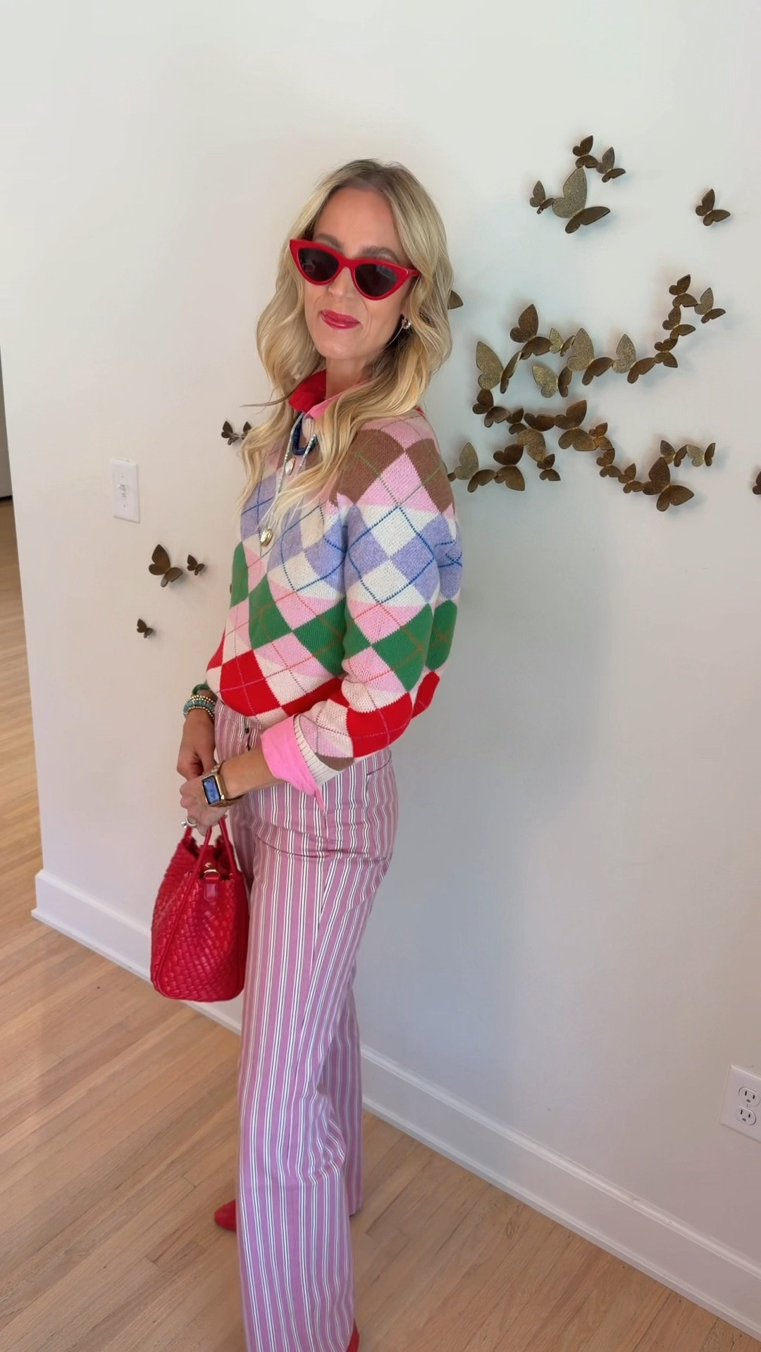 The cutest, most colorful outfit for fall with @Boden (US)!! I’m obsessed with these colorful striped jeans and this fun sweater! I added my favorite red bag and flats!
