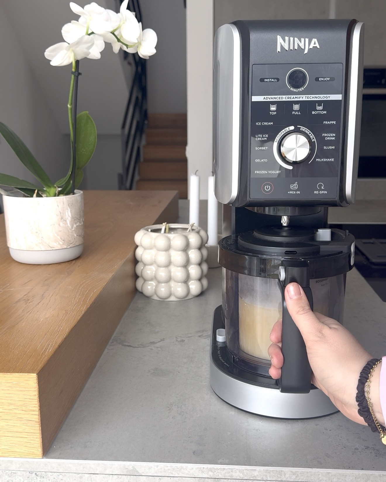 Endlich haben wir eine Eismaschine und was soll ich sagen. Wir sind super happy. 

Heute gibt’s Pistazieneis, Schoko und Vanille zur Auswahl. Welche Sorte wählt ihr? 

Anzeige #NinjaCreami & #CreamiMyWay

@ninja.deutschland

#LTKspring #LTKdeutschland #LTKeurope