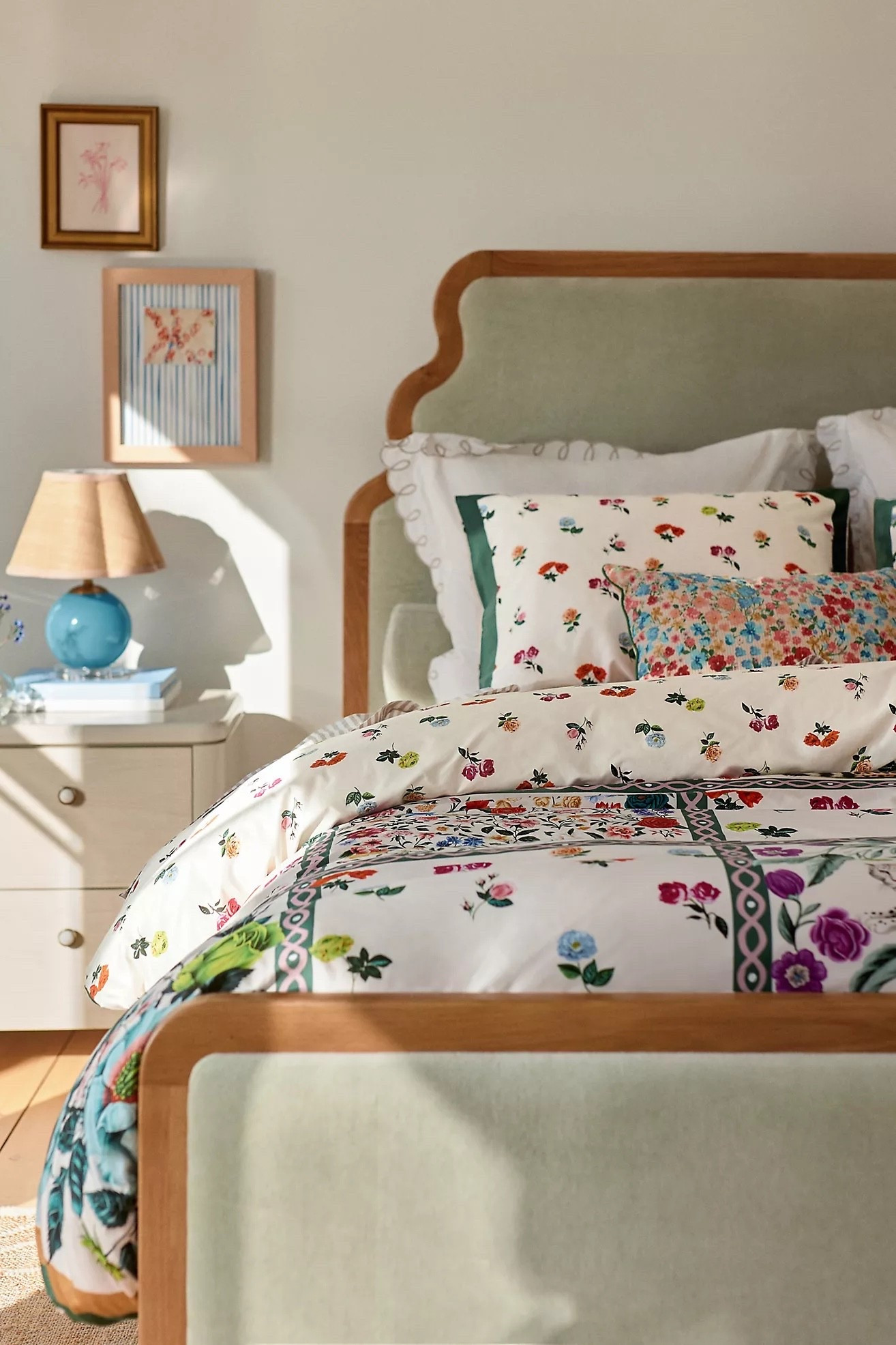 Pim Velvet Bed

Solid oak wood and engineered hardwood bed with woven velvet upholstery

#LTKmomlife #LTKHome #LTKdayinmylife
