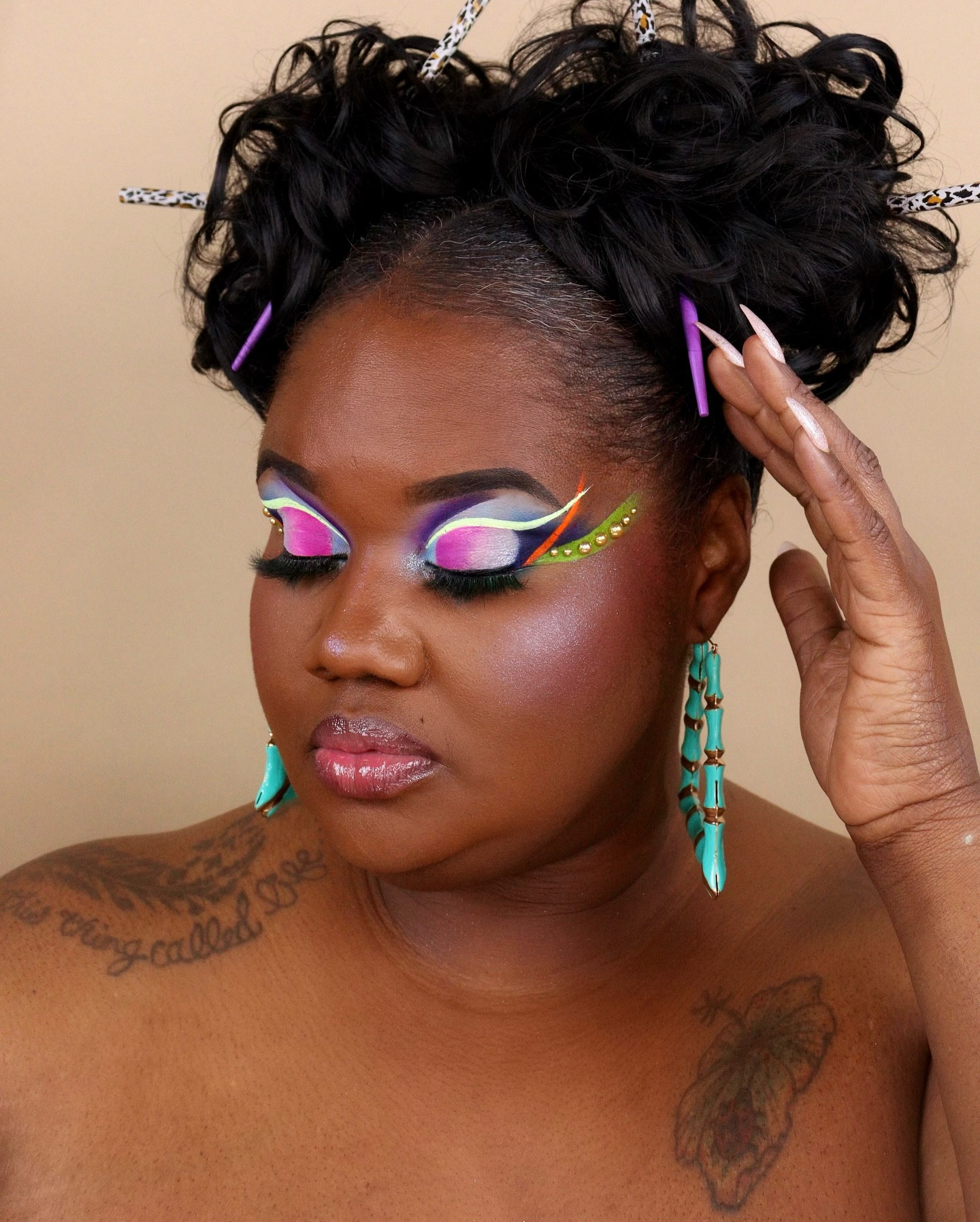 Vibes & Graffic Lines

@blendbunny Blends Pallet
@lashingoutglam graffiti graphic liners, rainforest lashes, Aurora glam highlight palette, bottom line mascara, muse lipgloss, Cabernet lip, pencil
@urbandecaycosmetics foundation
@elfcosmetics 16 hour camo concealer (lids and under eyes)
@fashionfaircosmetics loose setting powder 
@colouredraine bronzer

#SummerMakeup #CreativeMakeupLooks #CreativeMakeup #GraphicLinerMakeup #GraphicLiner