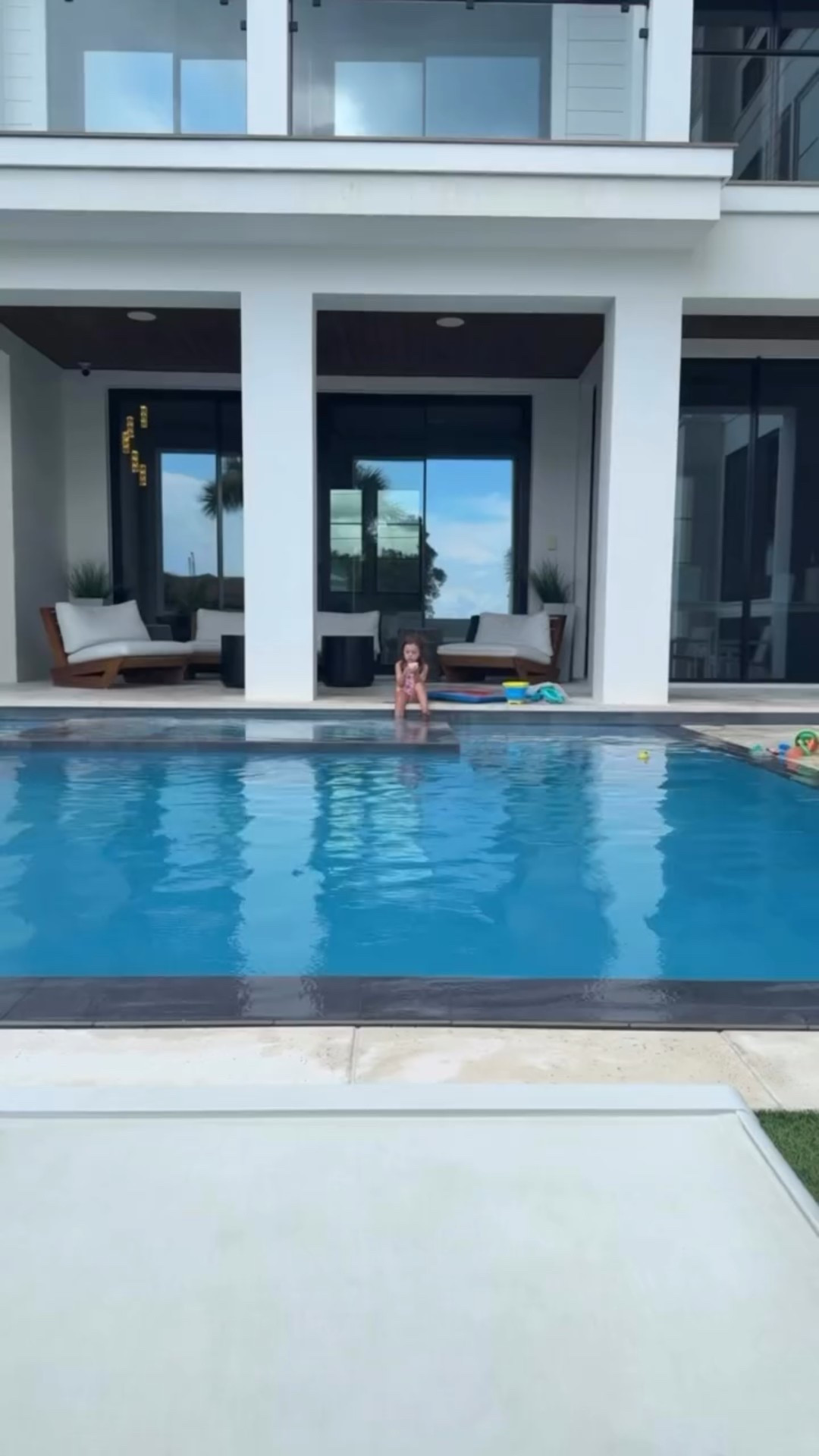 Firstborn: training for the Olympics
Secondborn: where are the snacks?? 🥪🤣

Every family’s got both — which one are you? 👀

#FirstBornVsSecondBorn
#SecondBornEnergy
#SiblingGoals
#PoolsideSnacks
#MomHumor
#LifeWithKids
#VacationVibes
#RaisingGirls