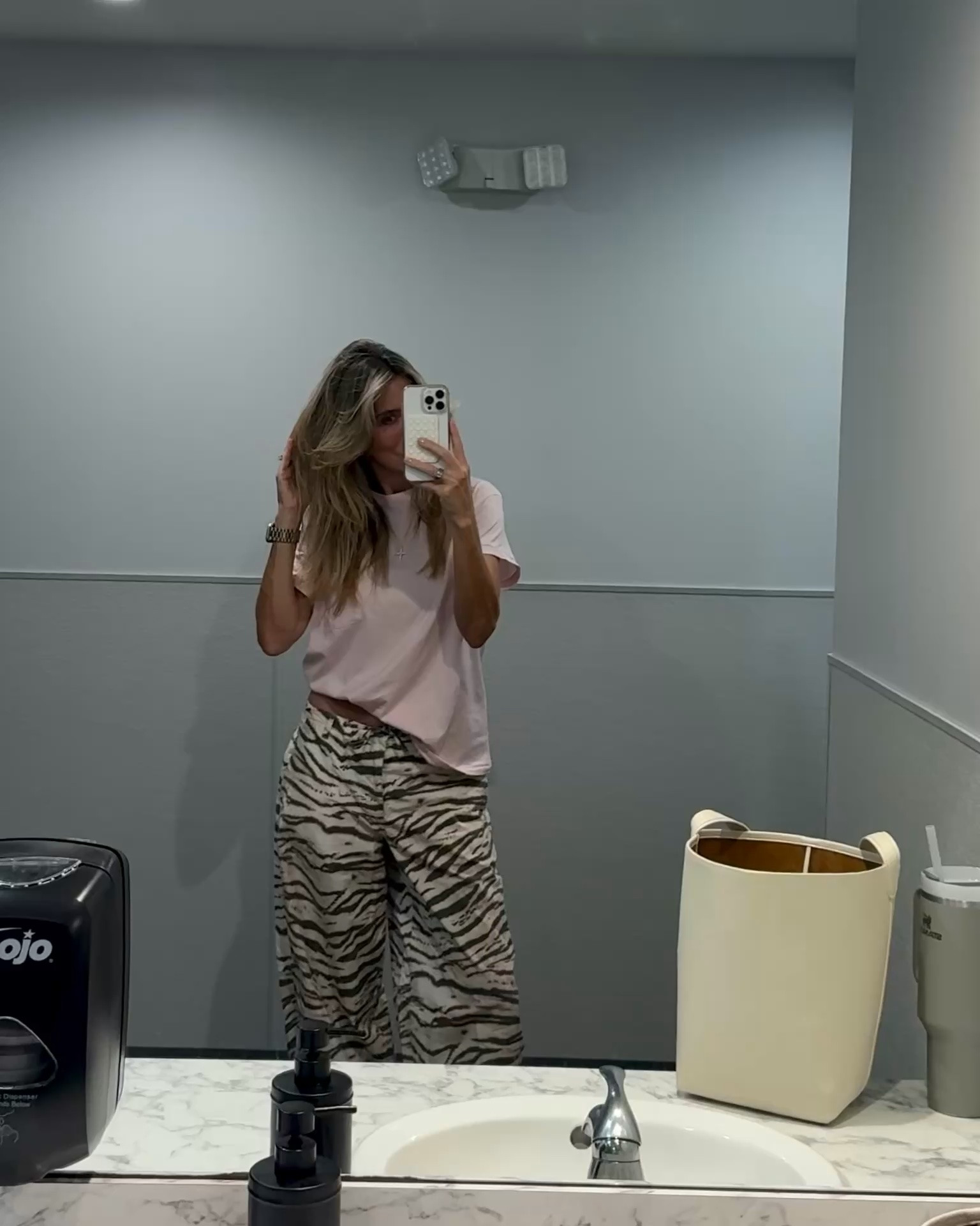 Pants run big but I got normal size; size down if you want more fitted look; drawstrings at ankle too!! Can’t wait to dress up as well
Flip flops - tts
Bag - legit good quality 
Tshirt - mine out of stock but found near identical at Gap