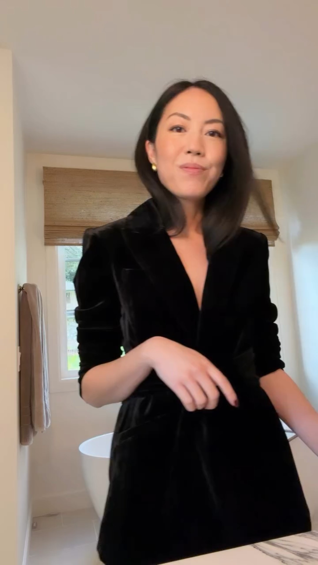 Finishing touches for my holiday look! Was shocked at how quick-dry this nail lacquer *actually* was – I did it just 10 minutes before doing my makeup and didn’t even smudge or chip it while getting ready! 

#ad @dolcegabbana_beauty #DGBeauty #DGMakeup #DGHoliday #cleanbeauty
#holidaylook




#LTKgrwm #LTKHoliday #LTKootd