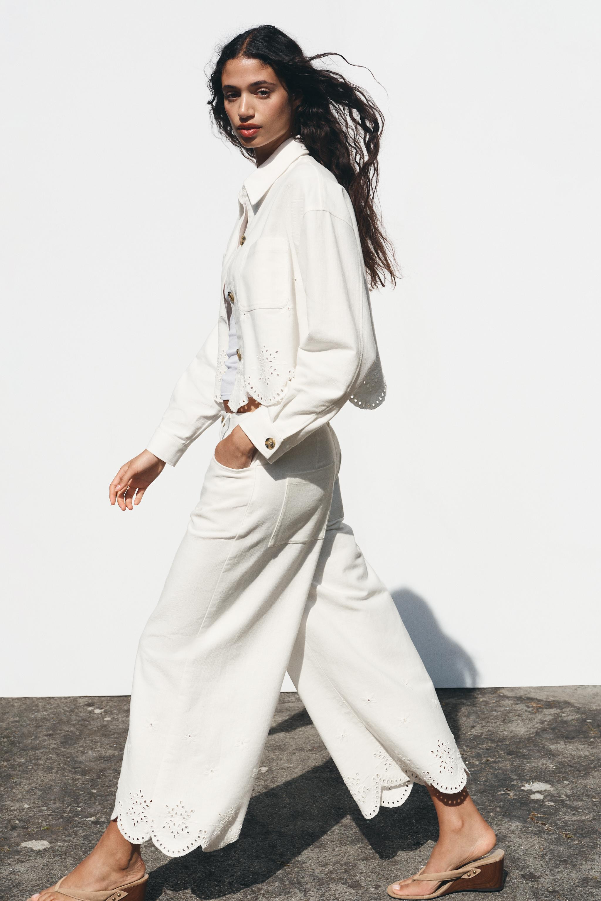 Giacca corta con collo a revers e maniche lunghe. Tasche anteriori applicate. Orlo rifinito con r... | Zara IT