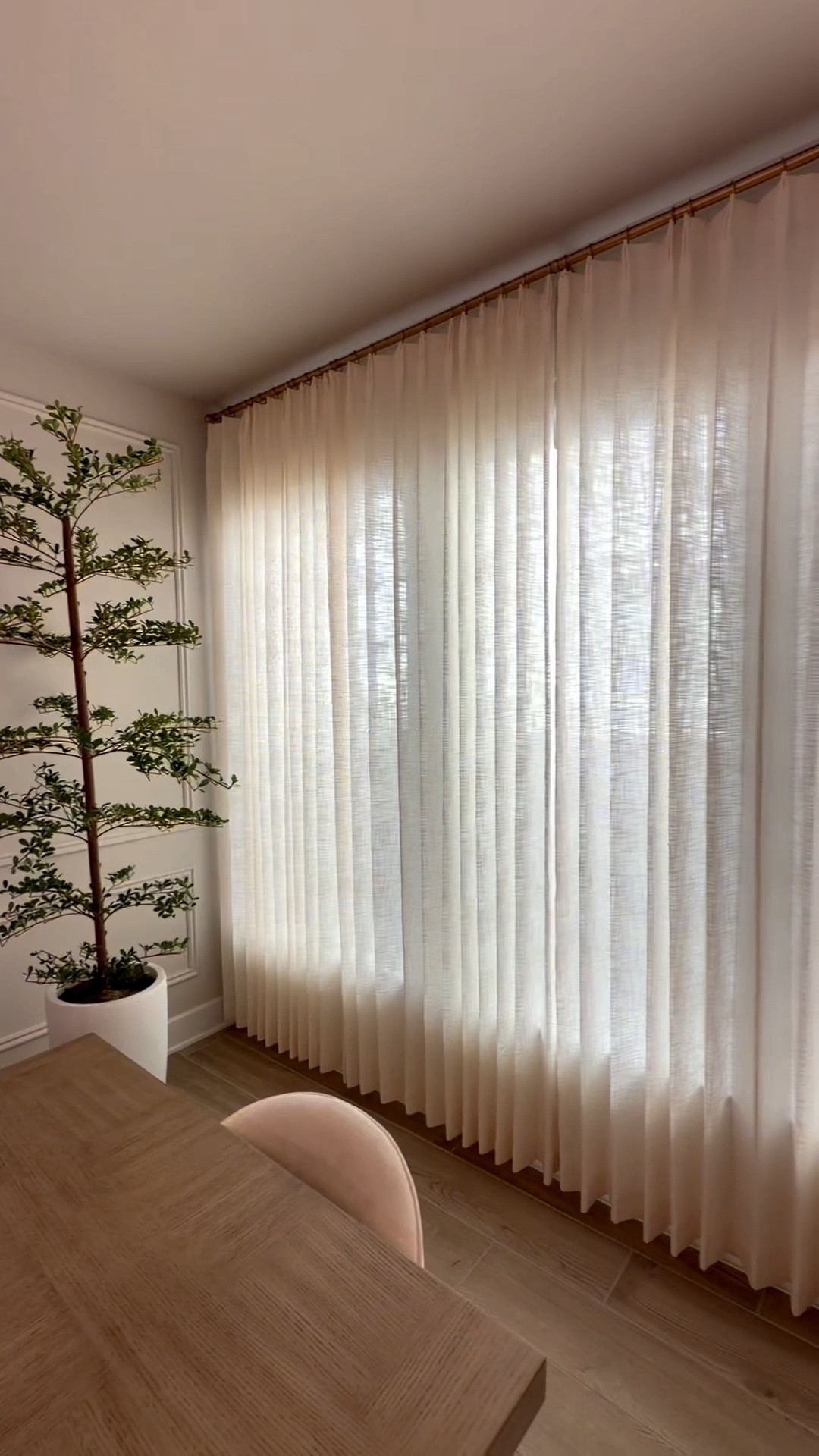 La privacidad y la elegancia sí pueden ir de la mano 🤍✨ Estas cortinas fueron justo el toque que le faltaba a mi comedor.

Estuve agregando las persianas motorizadas de @homerilla_official para tener toda la privacidad que necesito, especialmente durante la noche, y las combiné con sus cortinas largas de lino para darle al espacio un acabado mucho más cálido, elegante y lujoso. ¡Me encantó cómo quedó! 😍

Persiana motorizada: E2 No-Drill Custom Blackout Roller Shades Motorized Smart Blinds
Color: Beige
Medida/Talla: 34” de ancho x 76” de largo

Cortinas de lino: Birch Pleated Ultra-Linen Memory Trained Blackout Curtains
Color: Ivory White
Medida/Talla: 60” de ancho x 102” de largo

✨ Usa mi código LILI23 para obtener 23% de descuento.

Y lo mejor es que mi código se puede combinar con las promociones de Homerilla:

* $100 OFF en compras superiores a $399
* $200 OFF en compras superiores a $699
* $300 OFF en compras de $999 o más
* $600 OFF en compras superiores a $1,999

Si tú también quieres privacidad y elegancia a la vez, déjame saber en los comentarios y con gusto te envío todos los detalles y enlaces. 🤎

#homerilla #homerillacurtains #customcurtains #curtains #motorizedblinds #linencurtains #homedecor #diningroomdecor