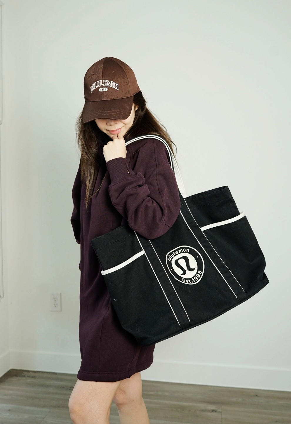 最受歡迎的 lululemon 禮物～實用的 Daily Tote大托特包！時髦好看，容量大，當成旅行包、電腦包、日常包都行！ 再搭配一頂好看的 lululemon棒球帽，完美實用又時尚的一套組合，送朋友、家人、另一半或自己都很適合
@lululemon #lululemoncreator #ad  