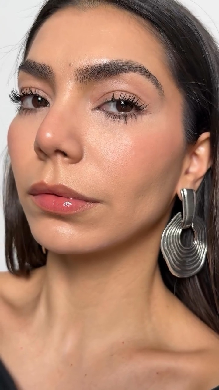 Olhem esse ANTES X DEPOIS 😳✨

Essa máscara They are real da @benefitcosmetics  alonga MUITO e abre o olhar em segundos... 

me conta: você é #teamciliosnaturais ou ama um postiço?
💬comenta aqui e salva pra testar depois! LinkLTK 
#mascaradecilios #maquiagem #makeup #mascara