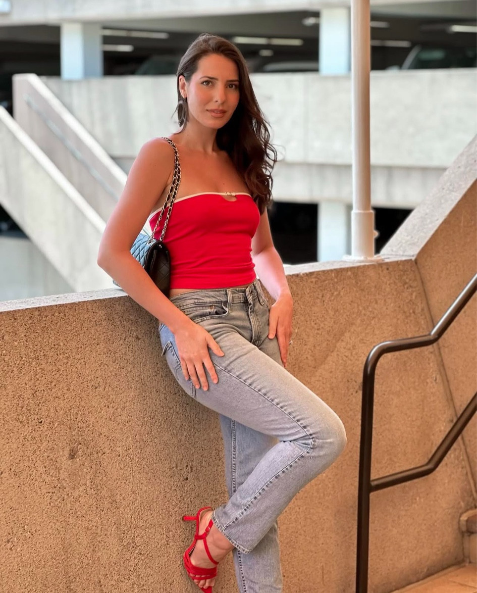 A little pop of red ❤️

#LTKFindsUnder50 #LTKStyleTip #LTKHoliday