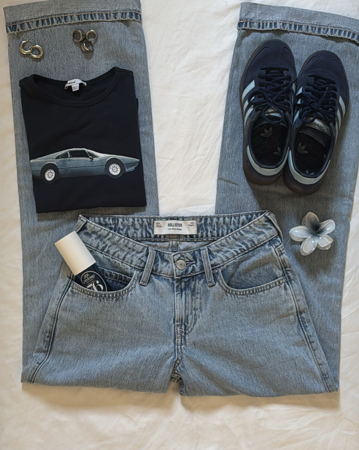 Blue fittttt
Top - subdued size xs
Jeans - Hollister low rise baggy color light size 00 
Hair clip - https://s.click.aliexpress.com/e/_oDUE2UD
Earrings- https://s.click.aliexpress.com/e/_okYGZbL