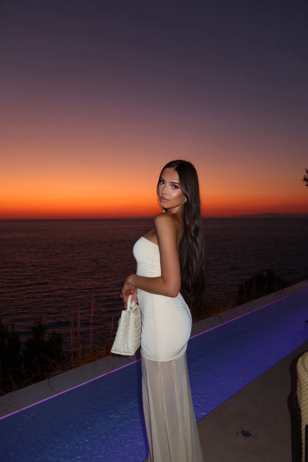 Sunset outfit 
Dress: Meshki 
Bag and shoes: Bottega
Earrings: Chanel