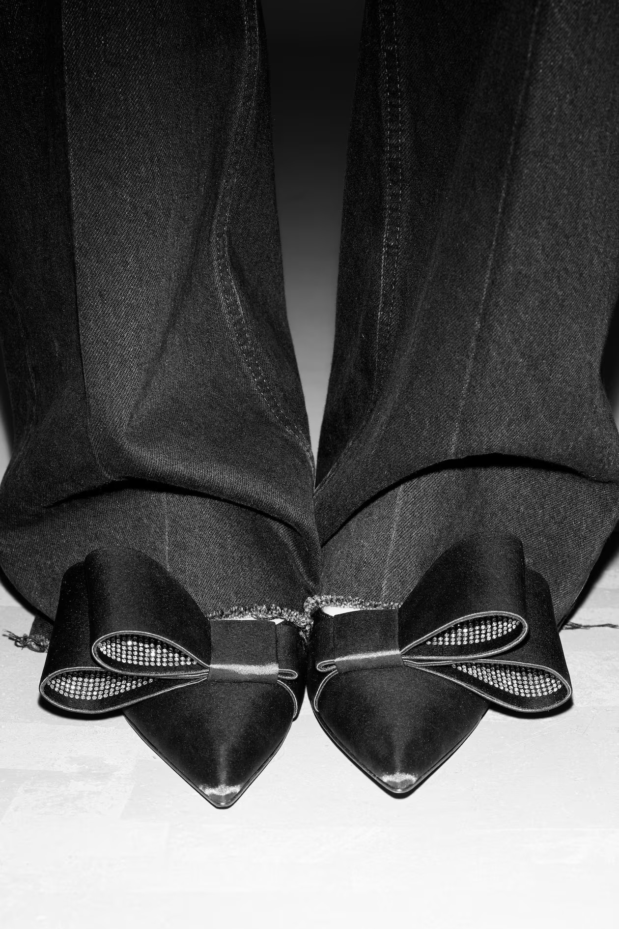 Bow-Embellished Satin Pumps - Black satin - Ladies | H&M GB | H&M (UK, MY, IN, SG, PH, TW, HK)