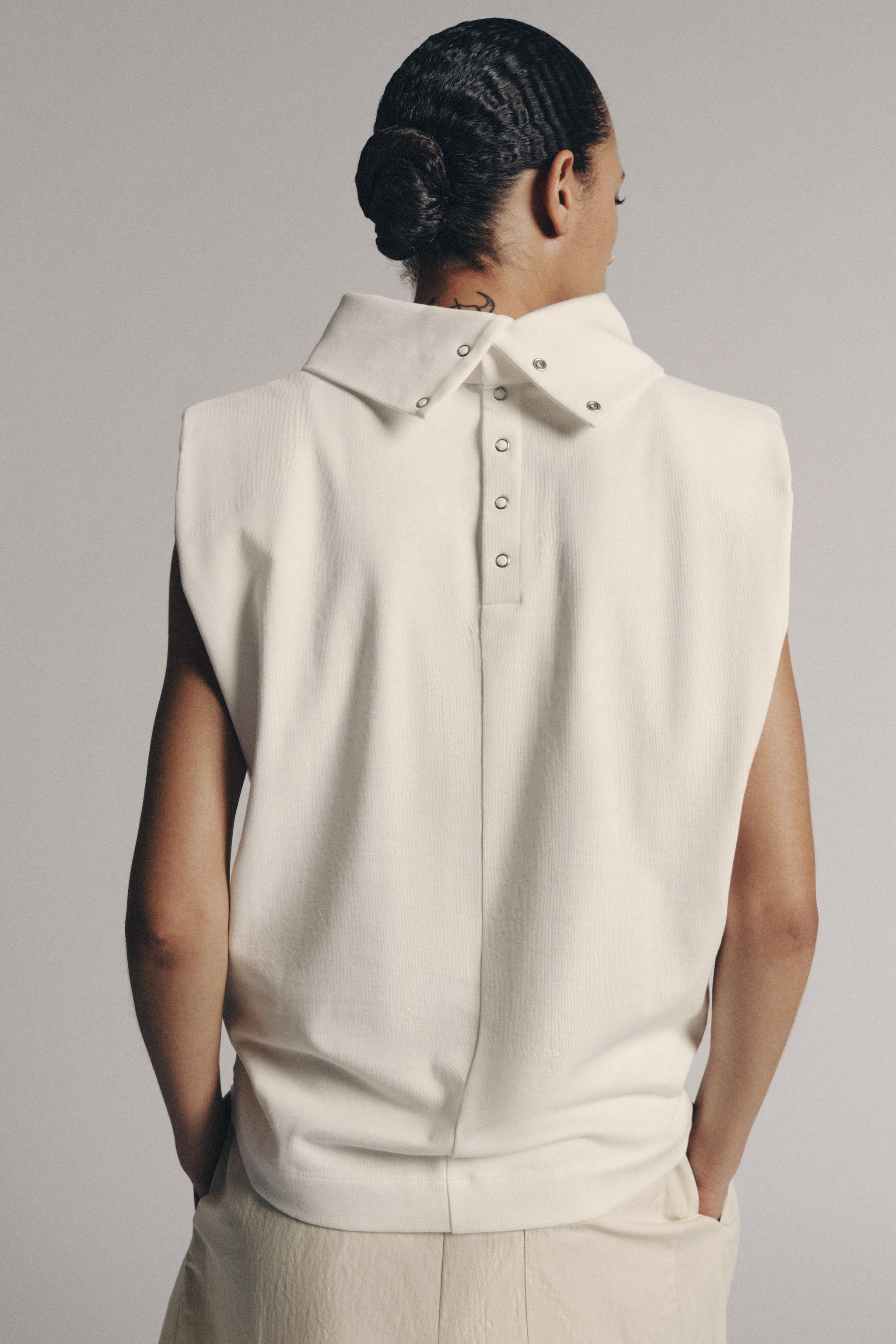 Model height: 178 cmTop crafted from cotton yarn. Featuring a high neck, sleeveless design with s... | Zara UK