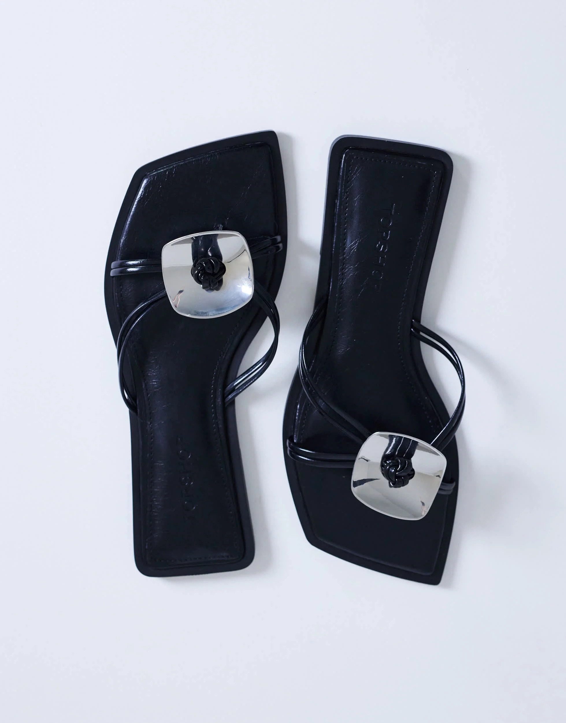 Sandales plates noires Topshop Rolo à détails métalliques | Topshop (UK, DE, FR)