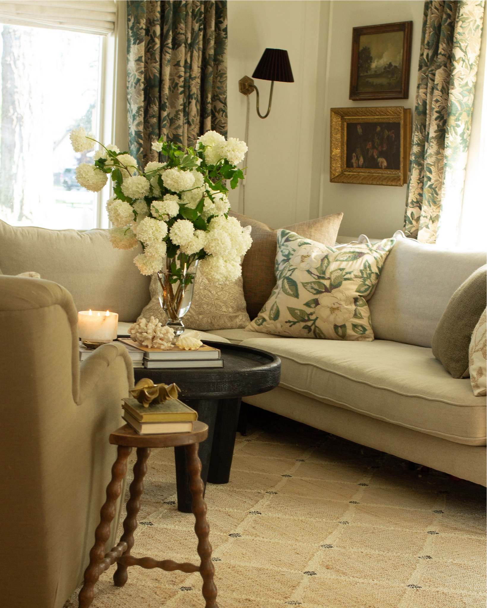 I mixed in pieces from @potterybarn in a way that feels collected—not curated. It starts with texture, then layering, and just a bit of repetition—pillows, fresh flowers, natural materials. Effortless touches that make it feel like home. That’s what makes a space feel like it’s really yours.

Linen pillows, embroidered flower pillow, Nancy Meyers vibes, large glass vase, alabaster, stone catchall, glass cloche , brass clock, pottery barn 