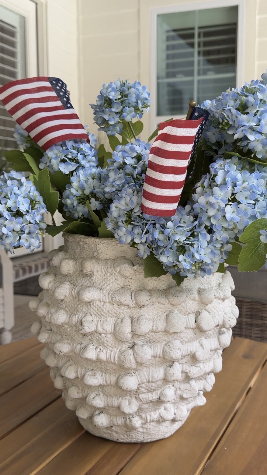 These stems are so beautiful! ❤️ I’m slowly getting all of my outdoor spaces spruced up for the season, and I love decorating with a patriotic touch that will carry me all the way through Summer! 🇺🇸