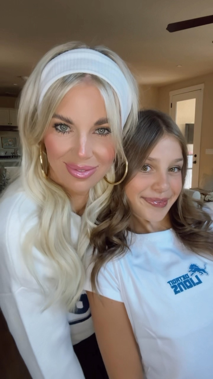 set your alarms ⏰ #abercrombiepartner starting wednesday august 6th score 30-50% off all jeans @abercrombie 🙌🏼 even better…they are giving you a stackable code to save an additional 15% off! after you fill your cart up 🛒👖 with all the denim of your dreams, shop everything else for 20% off. just in time for back to school shopping. 🛍️ sale ends august 11th so don’t miss out! here is a little outfit inspo for your feed. happy shopping! 



#abercrombie #backtoshool #backtoschoolsale #backtoschoolshopping #denim #abercrombiedenim 