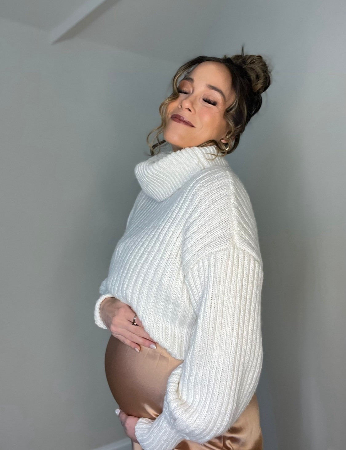 Love a neutral moment. Elegant for the holidays. Adding a sweater over a silk slip is so beautiful⭐️