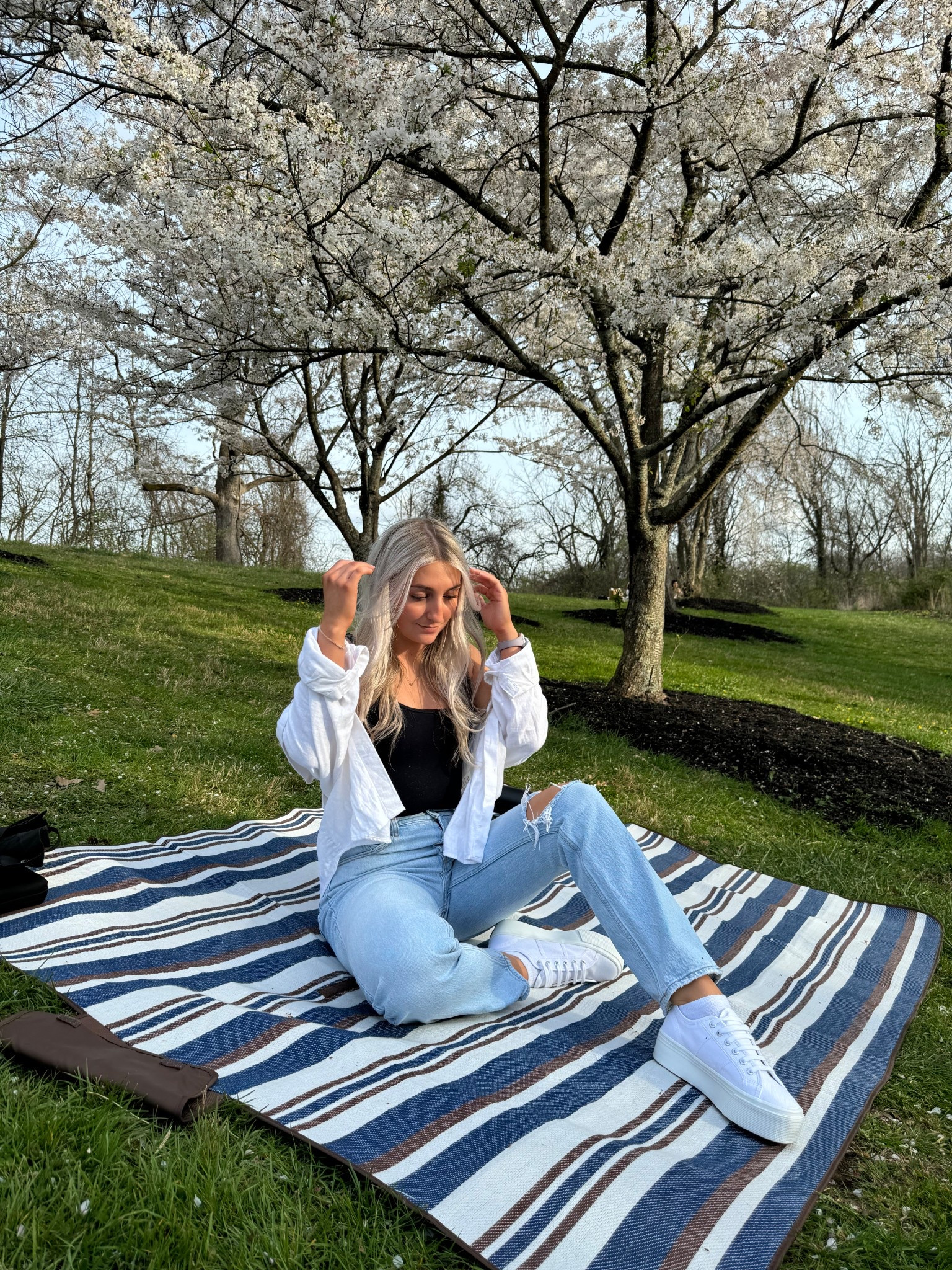 Spring outfit, minimalist outfit, trendy spring fit, picnic outfit, easy outfit, simple fit, Abercrombie, straight leg jeans, spring 2025 outfits 