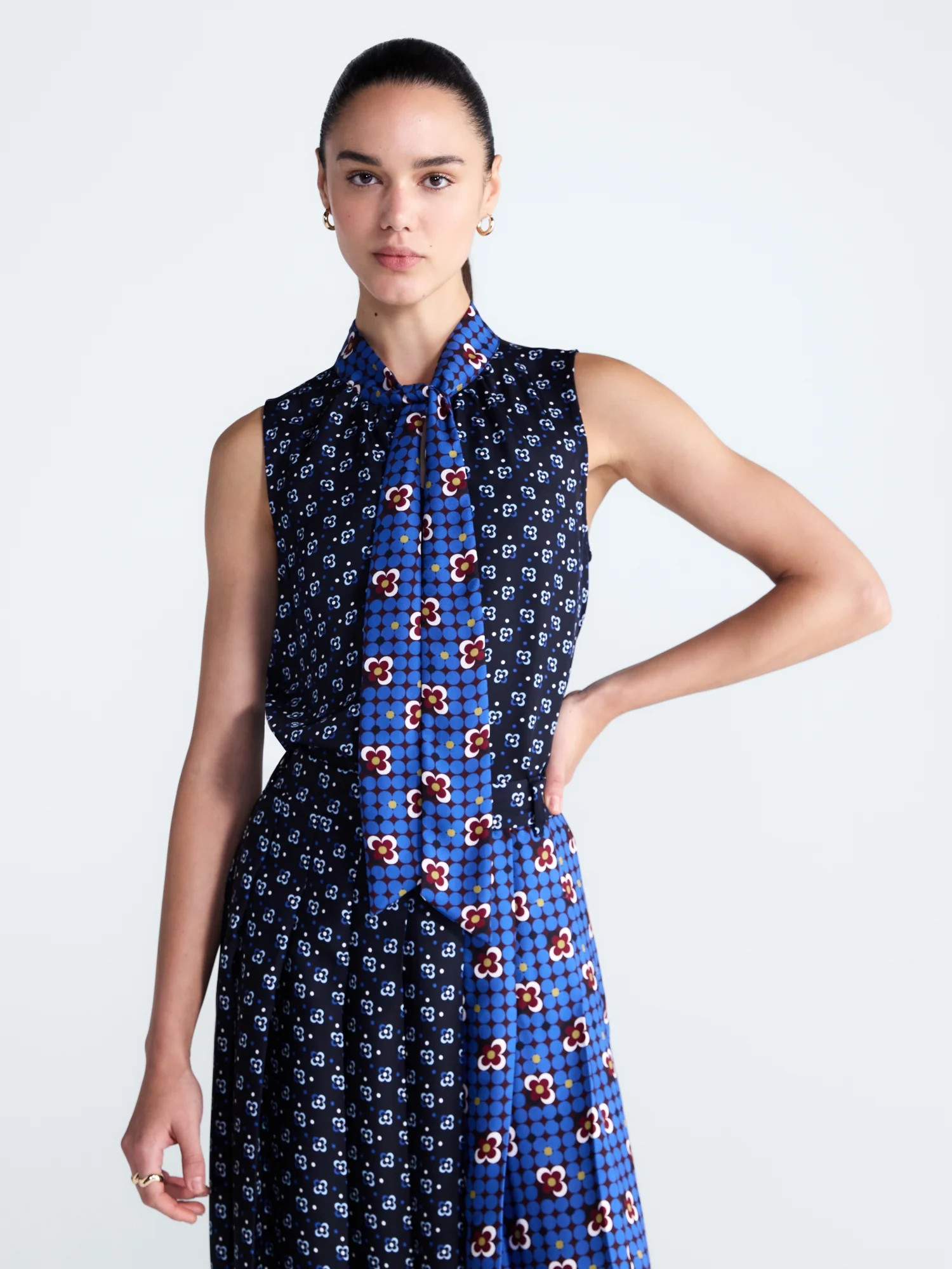 Free Assembly Women's and Women's Plus Sleeveless Tie Neck Top, Sizes XS-4X - Walmart.com | Walmart (US)