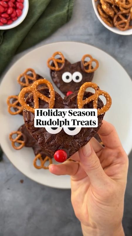 SAVE this easy, semi-homemade dessert and make it this holiday season. Simply grab some store-bought brownie mix & melt chocolate to stick on the following:

⁃ Edible Eyes
⁃ Red M&M for Rudolph’s Nose
⁃ Pretzels for Antlers

Enjoy!

#feedfeed #semihomemade #Food52 #imsomartha #tastemademedoit #feedfeedchocolate #rudolph

#LTKHoliday #LTKSeasonal #LTKGiftGuide